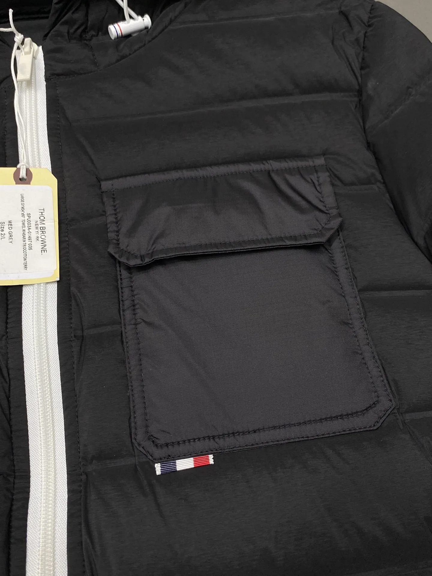 【ThomBrowne  公式旗艦店】トムブラウン  ダウンジャケット ご好評に付き再入荷！241228