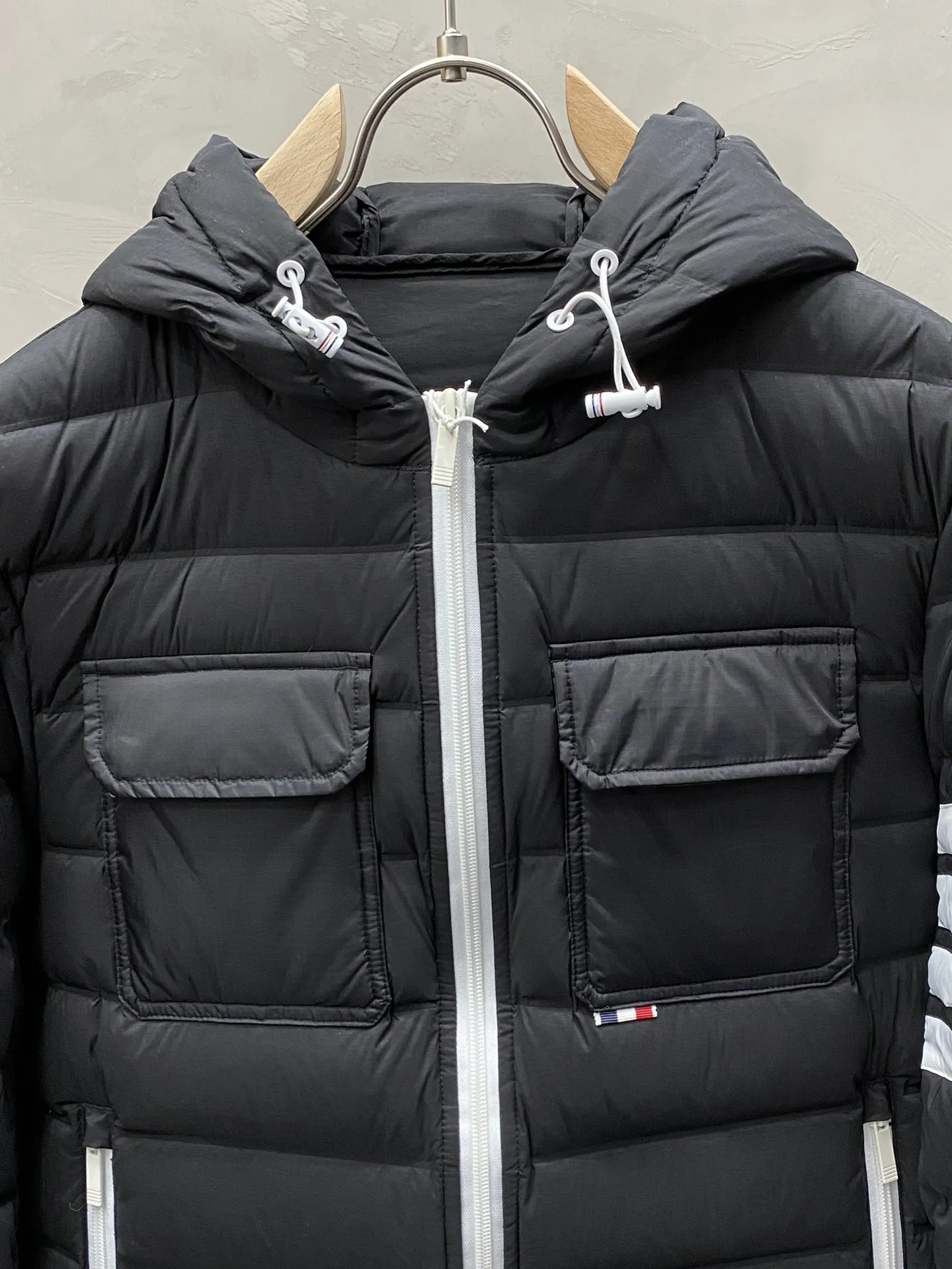 【ThomBrowne  公式旗艦店】トムブラウン  ダウンジャケット ご好評に付き再入荷！241228