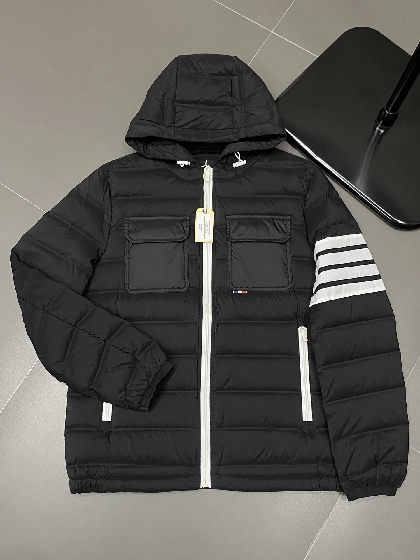 【ThomBrowne  公式旗艦店】トムブラウン  ダウンジャケット ご好評に付き再入荷！241228