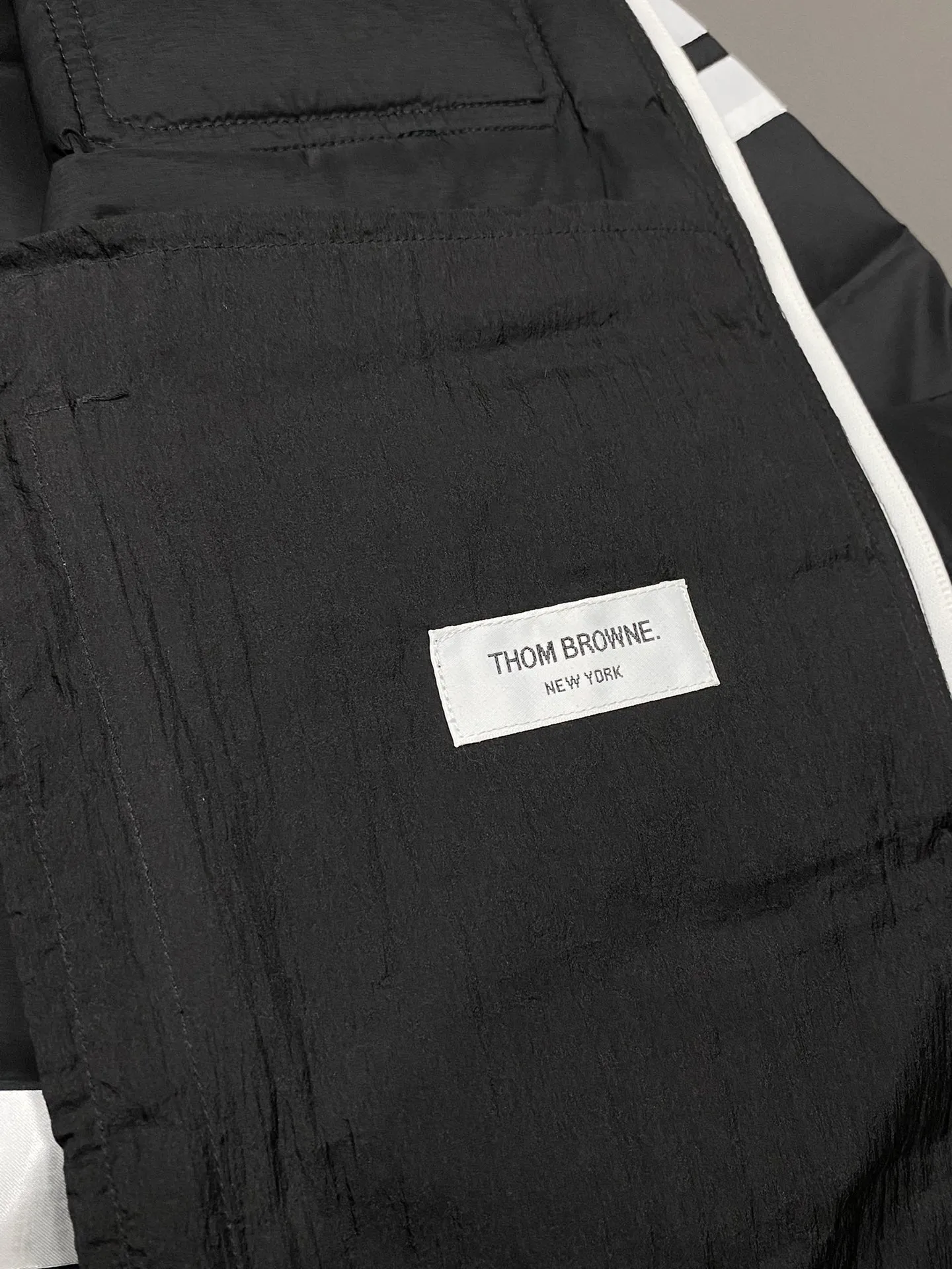 【ThomBrowne  公式旗艦店】トムブラウン  ダウンジャケット ご好評に付き再入荷！241228