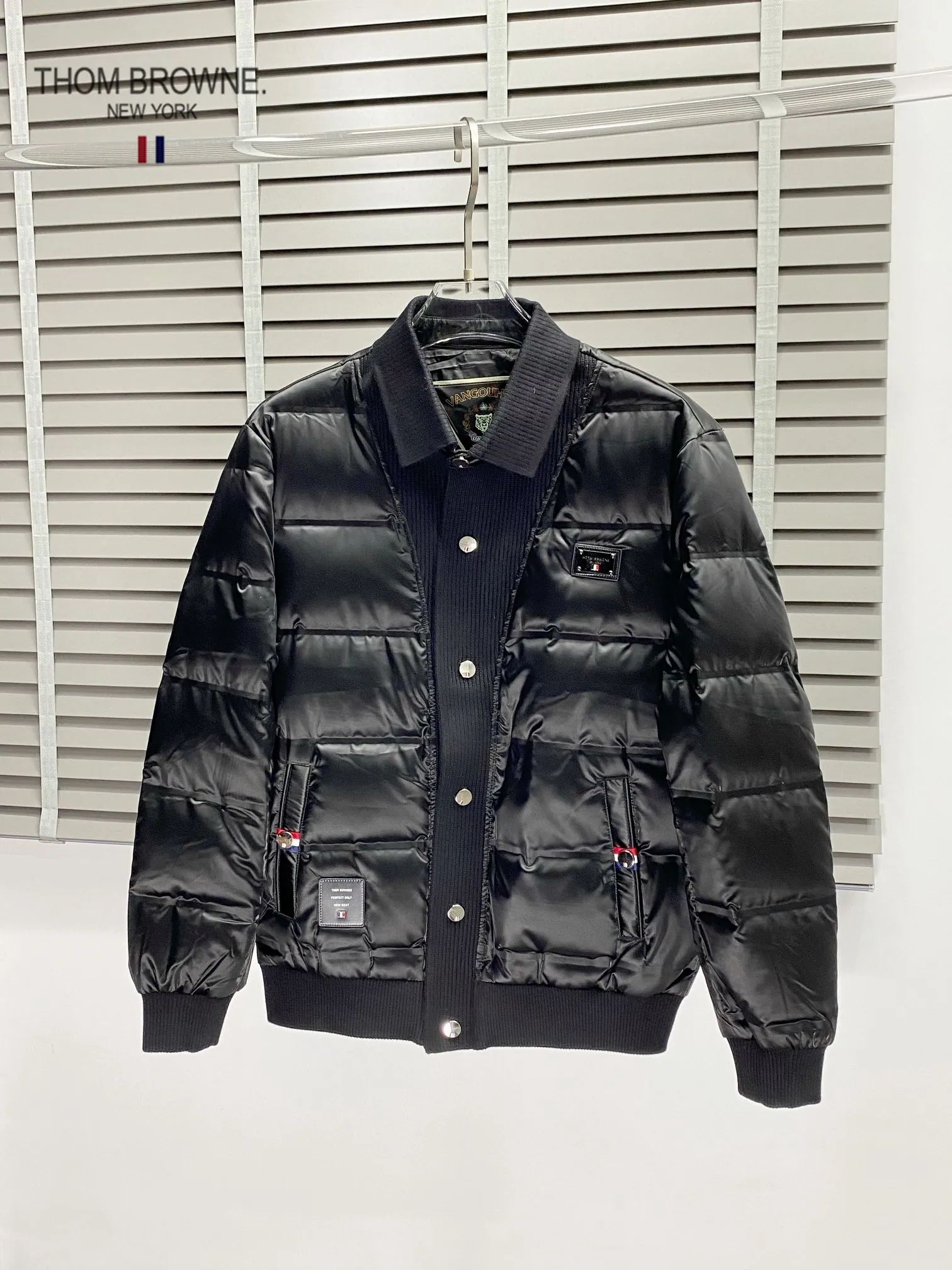 【ThomBrowne   公式旗艦店】トムブラウン  ダウンジャケット ご好評に付き再入荷！241228