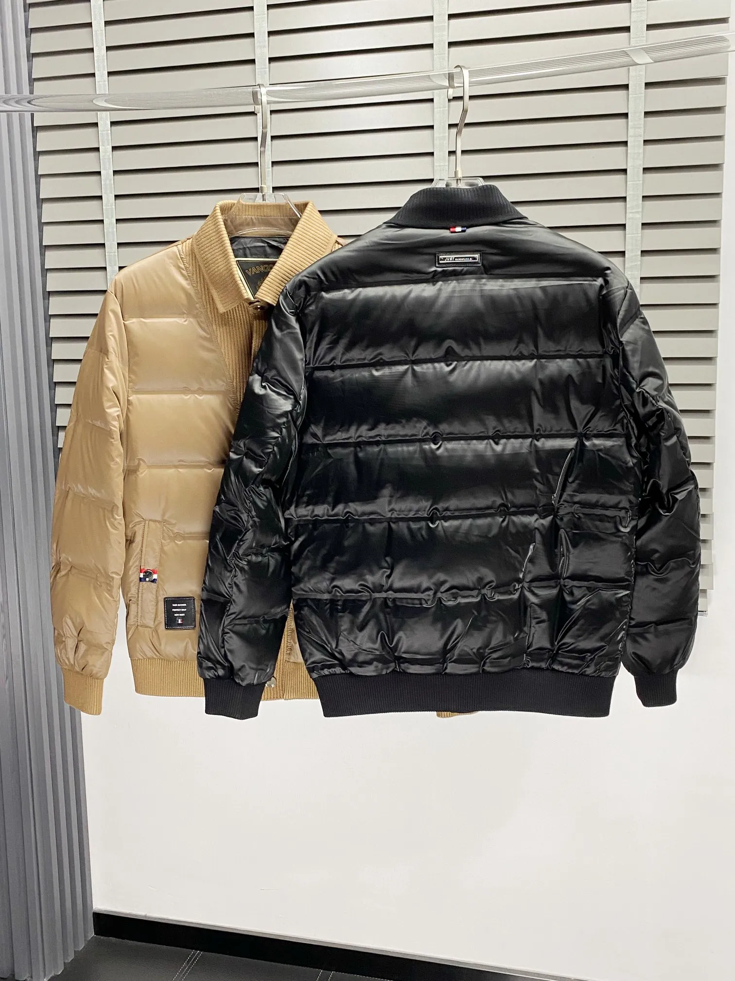 【ThomBrowne   公式旗艦店】トムブラウン  ダウンジャケット ご好評に付き再入荷！241228