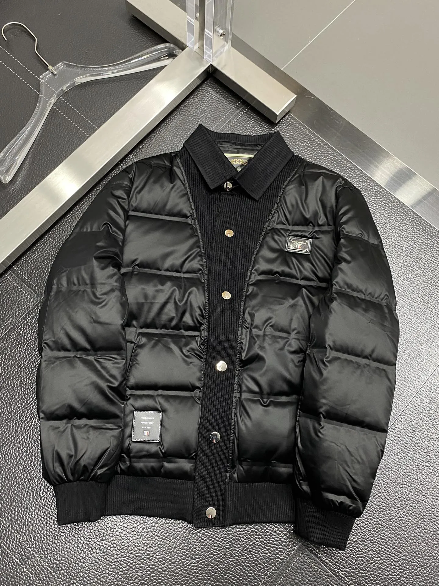 【ThomBrowne   公式旗艦店】トムブラウン  ダウンジャケット ご好評に付き再入荷！241228