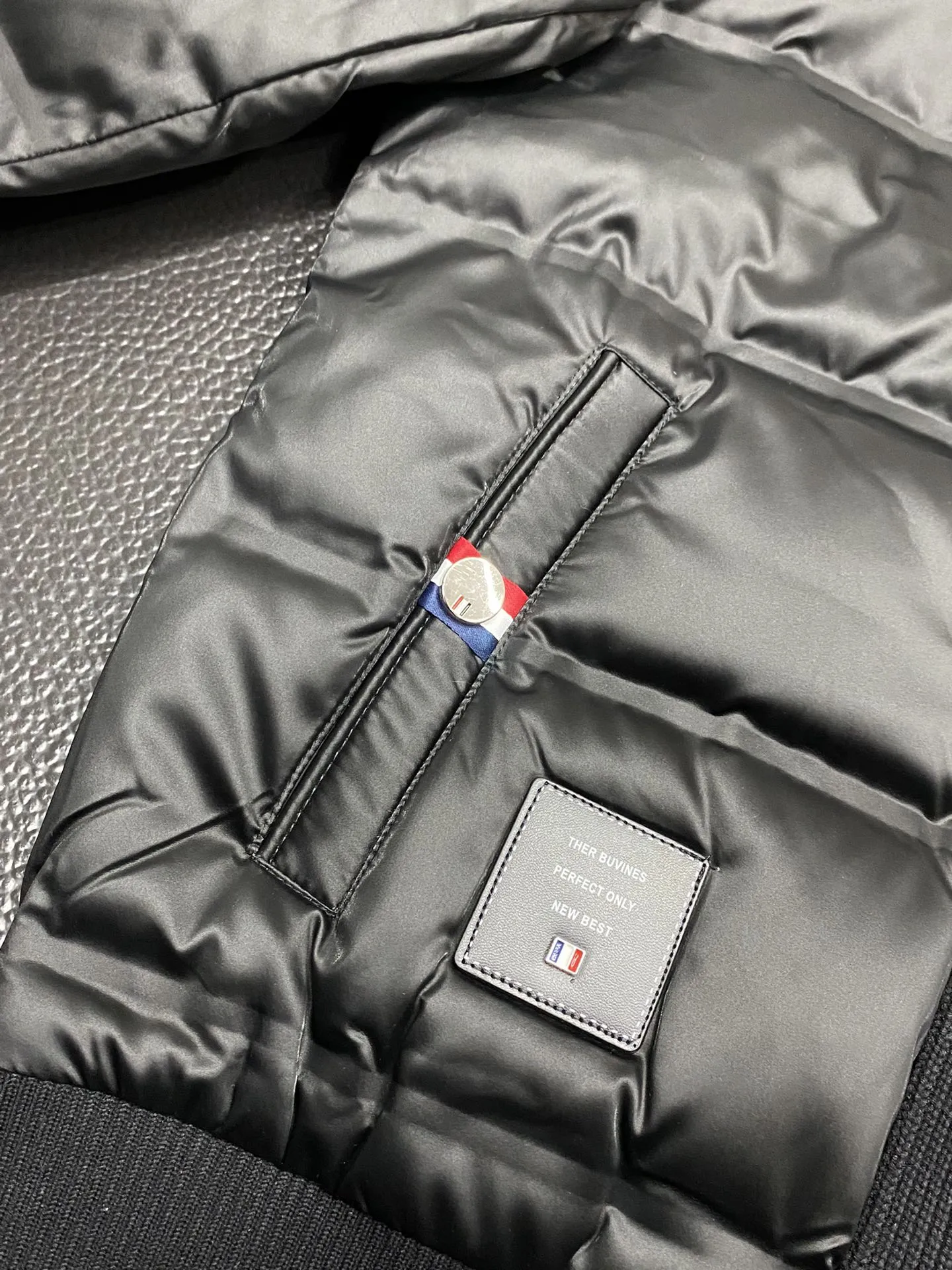 【ThomBrowne   公式旗艦店】トムブラウン  ダウンジャケット ご好評に付き再入荷！241228