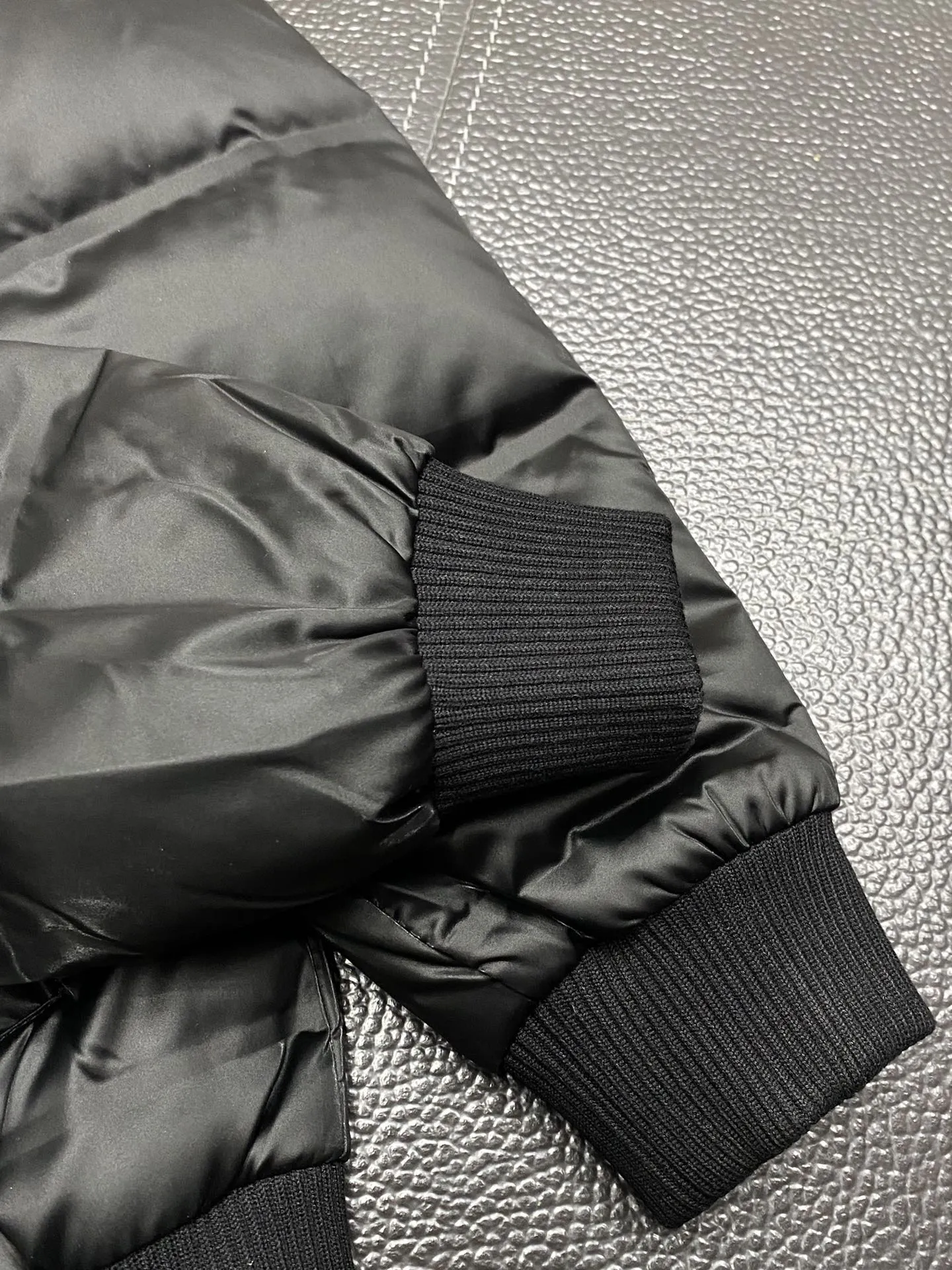 【ThomBrowne   公式旗艦店】トムブラウン  ダウンジャケット ご好評に付き再入荷！241228