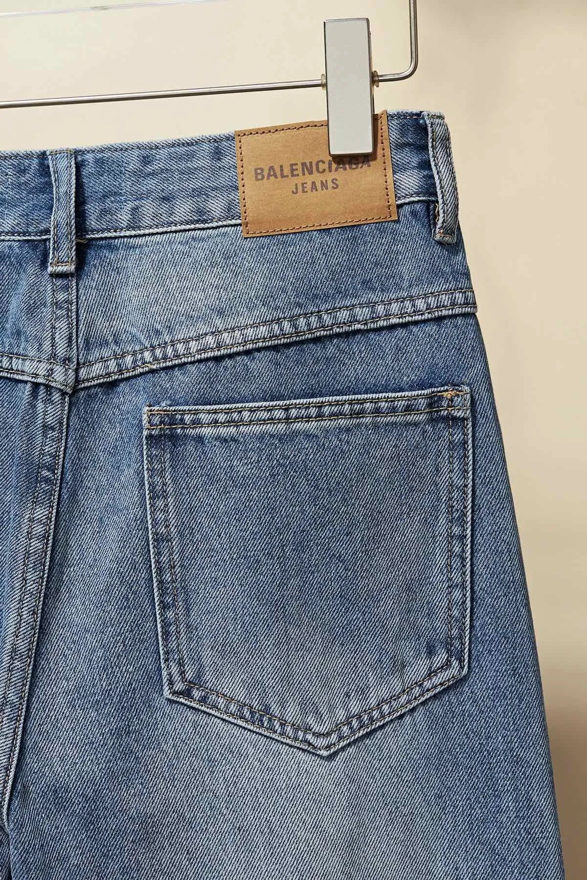 【BALENCIAGA   公式旗艦店】 バレンシアガ  ジーパン  ご好評に付き再入荷！ 241219