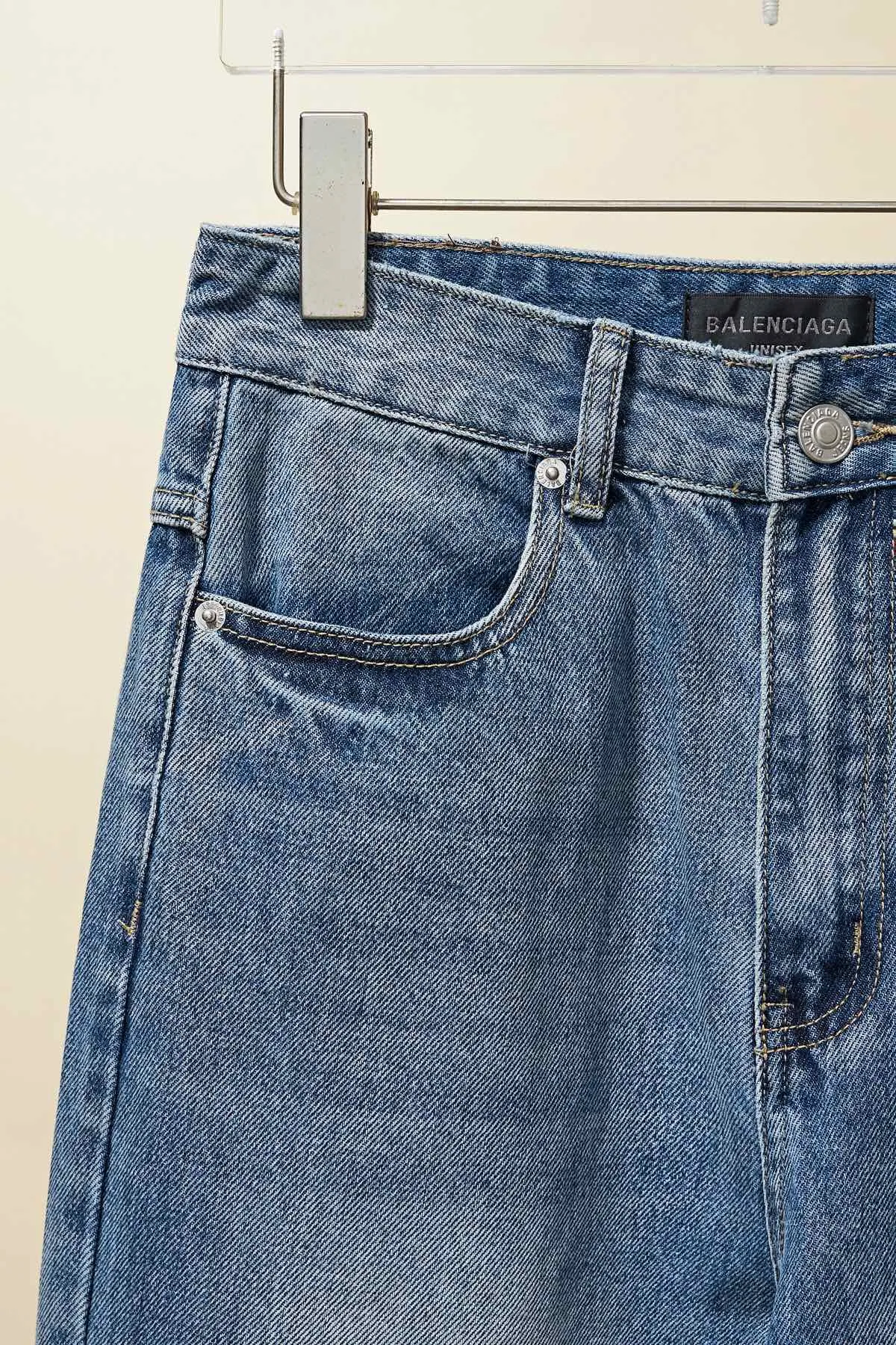 【BALENCIAGA   公式旗艦店】 バレンシアガ  ジーパン  ご好評に付き再入荷！ 241219