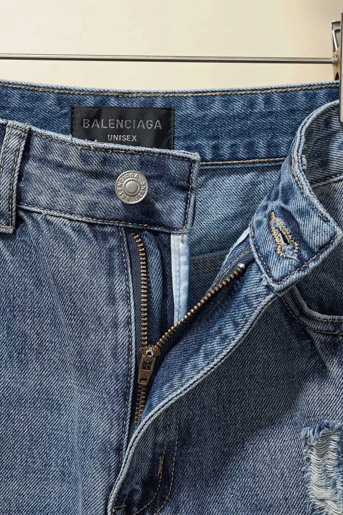 【BALENCIAGA   公式旗艦店】 バレンシアガ  ジーパン  ご好評に付き再入荷！ 241219