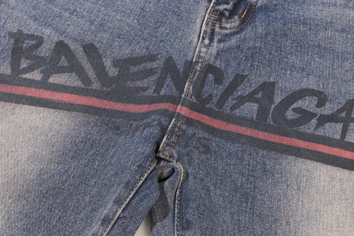 【BALENCIAGA 公式旗艦店】バレンシアガ  ジーパン  ご好評に付き再入荷  240830