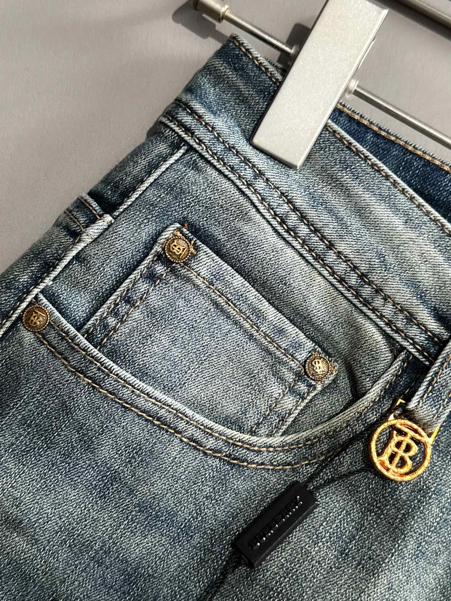 【BURBERRY   公式旗艦店】バーバリー  ジーパン  ご好評に付き再入荷！ 241220