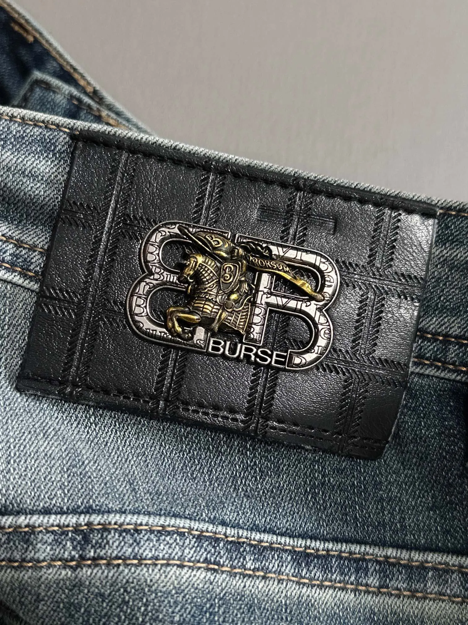 【BURBERRY   公式旗艦店】バーバリー  ジーパン  ご好評に付き再入荷！ 241220