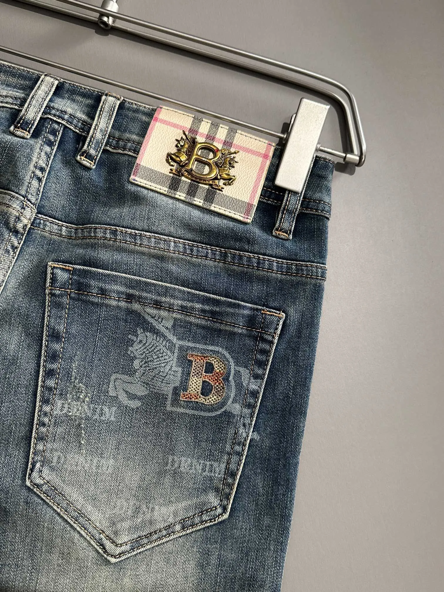【BURBERRY   公式旗艦店】バーバリー  ジーパン  ご好評に付き再入荷！ 241220