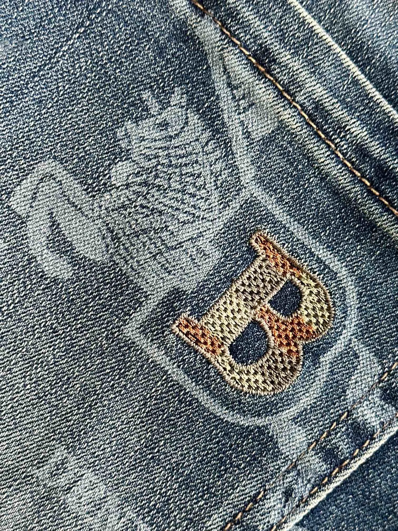 【BURBERRY   公式旗艦店】バーバリー  ジーパン  ご好評に付き再入荷！ 241220