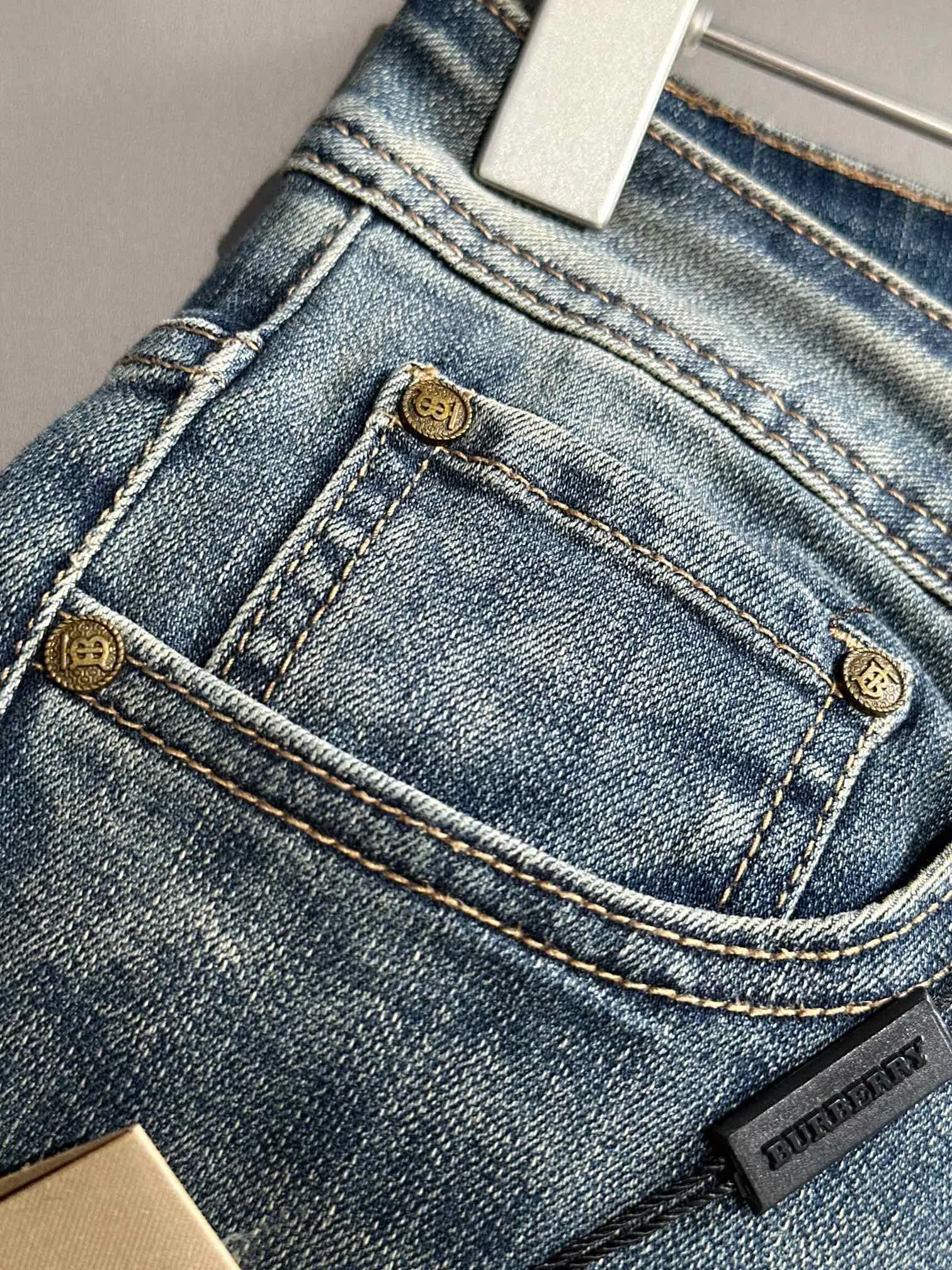 【BURBERRY   公式旗艦店】バーバリー  ジーパン  ご好評に付き再入荷！ 241220