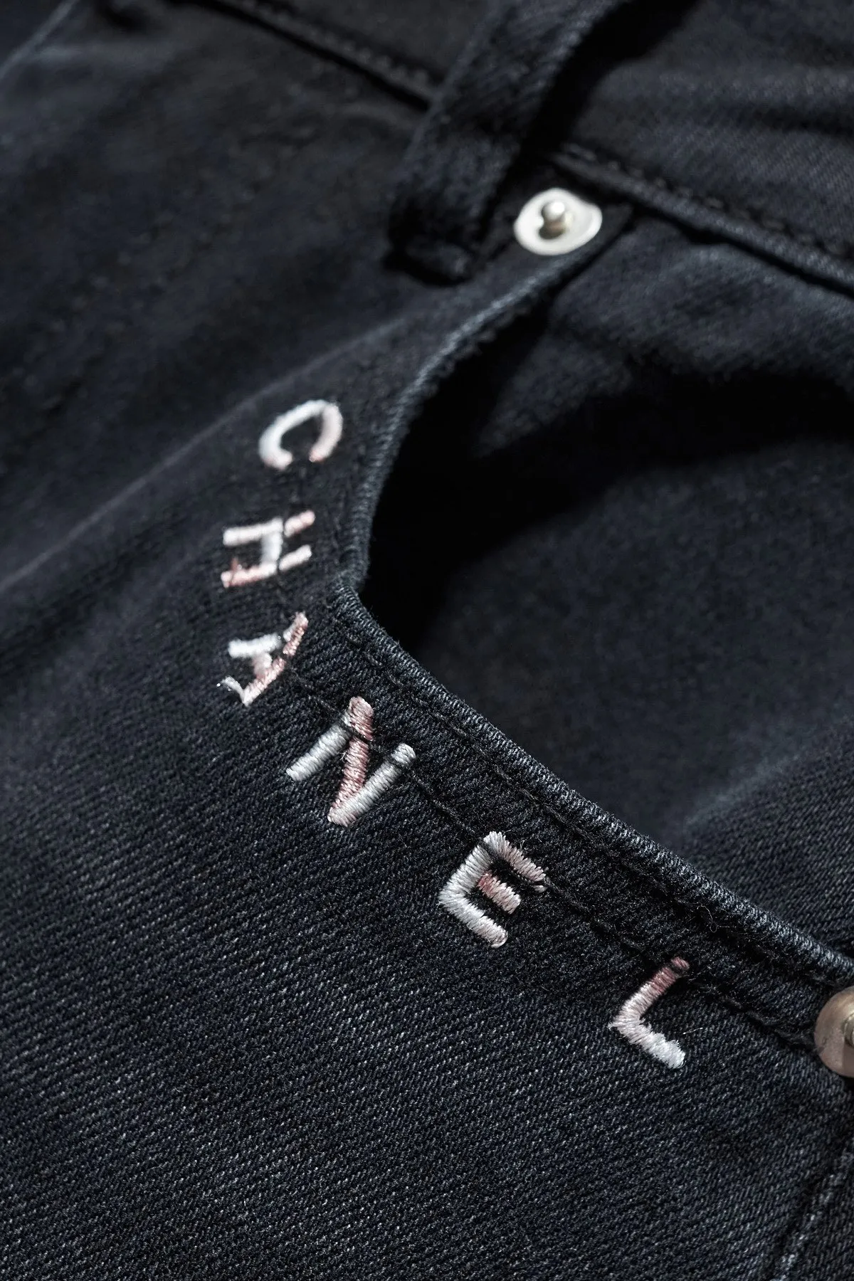 【CHANEL  公式旗艦店】シャネル    ジーパン  ご好評に付き再入荷！ 241218