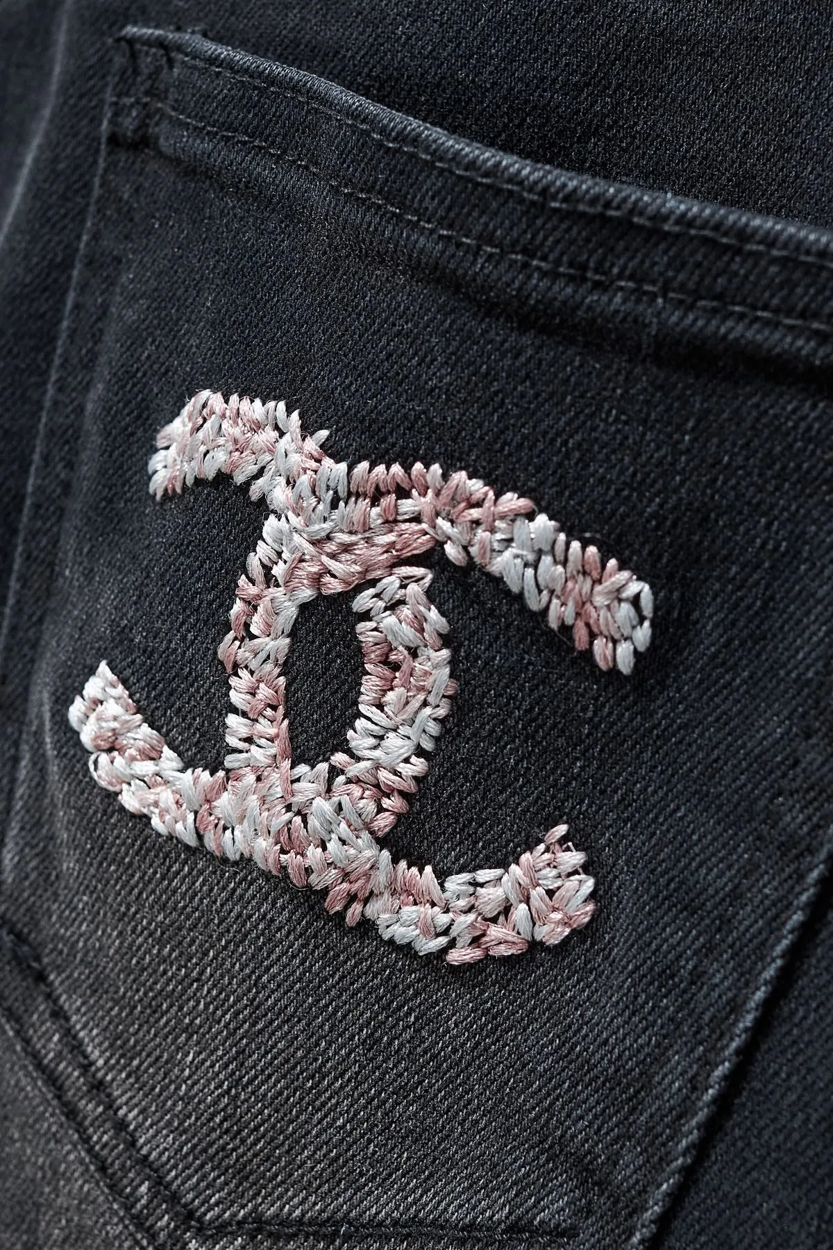 【CHANEL  公式旗艦店】シャネル    ジーパン  ご好評に付き再入荷！ 241218
