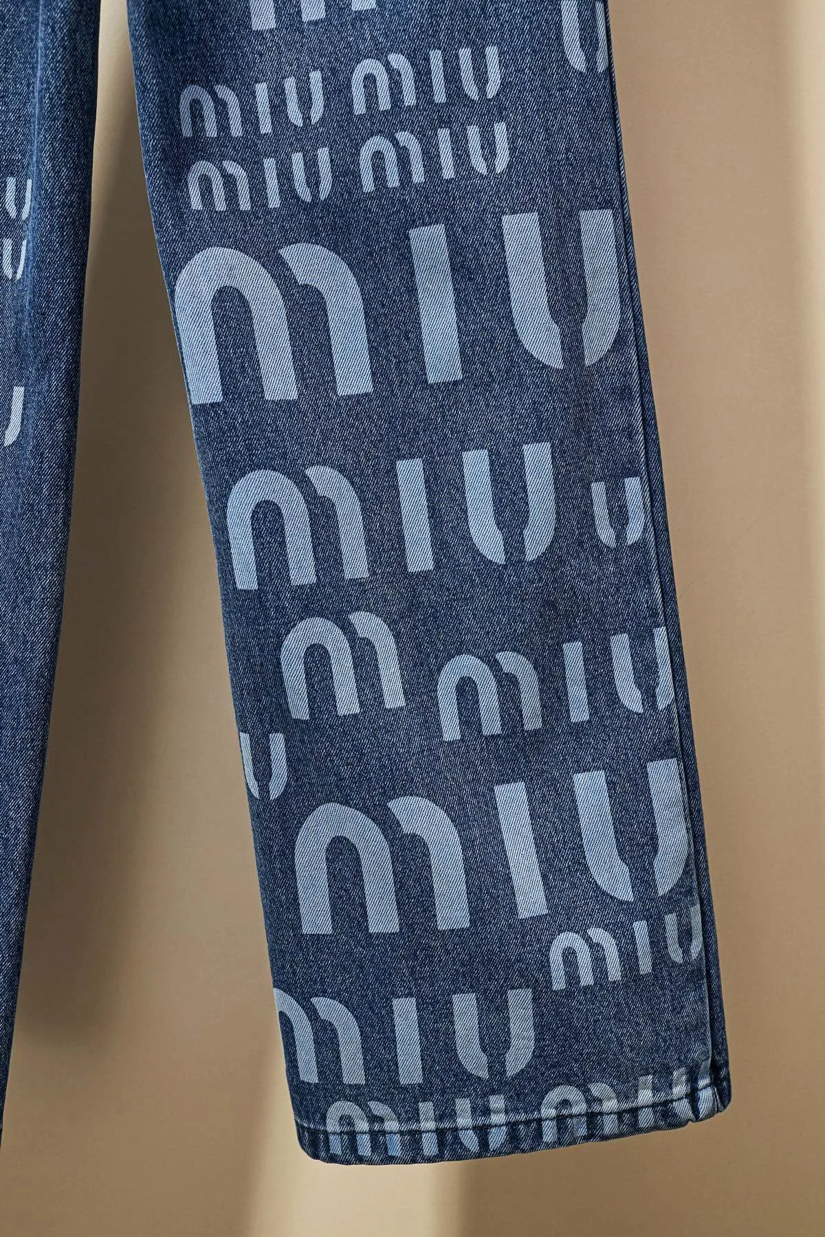 【Miumiu  公式旗艦店】ミュウミュウ  ジーパン  ご好評に付き再入荷！ 241219