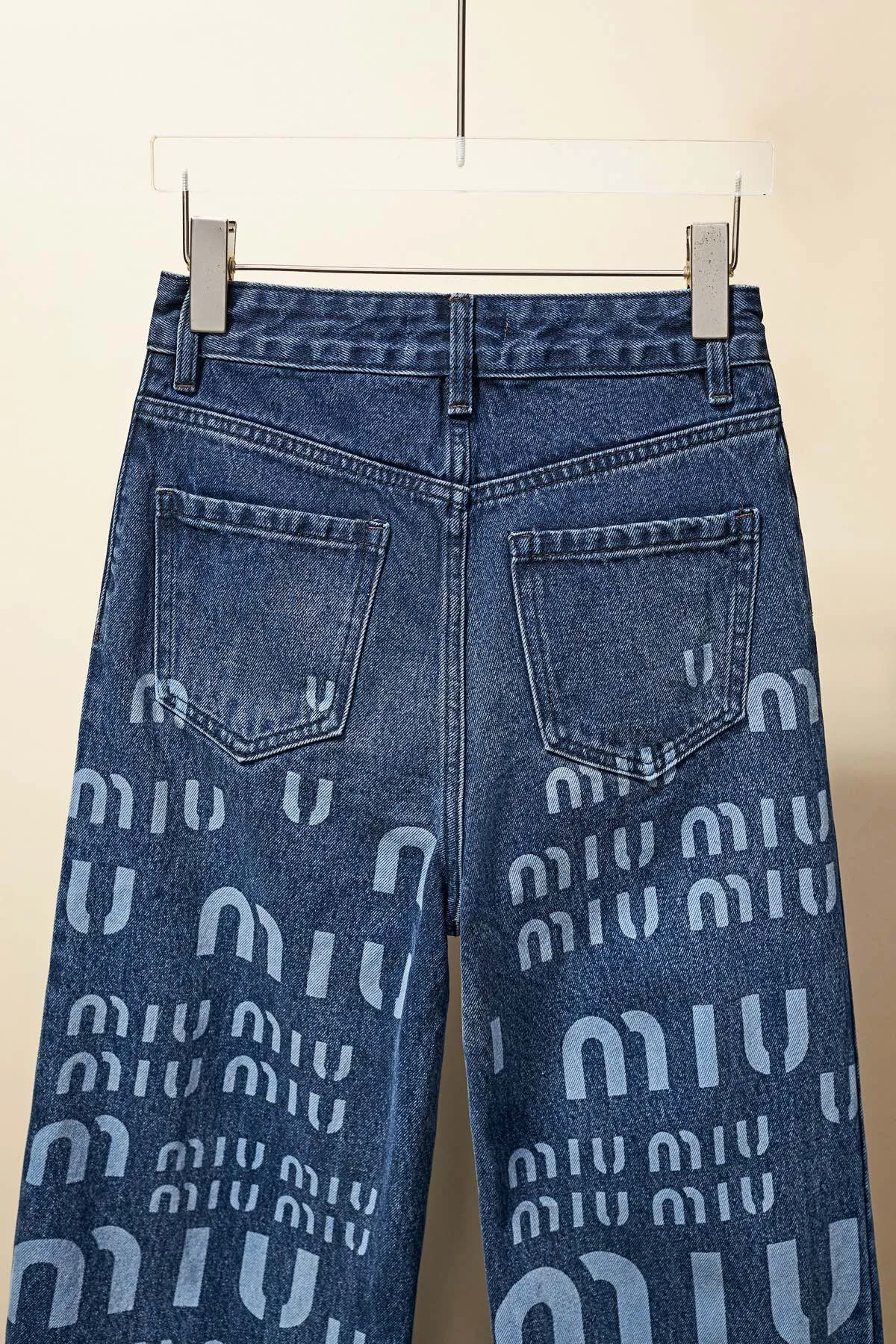 【Miumiu  公式旗艦店】ミュウミュウ  ジーパン  ご好評に付き再入荷！ 241219