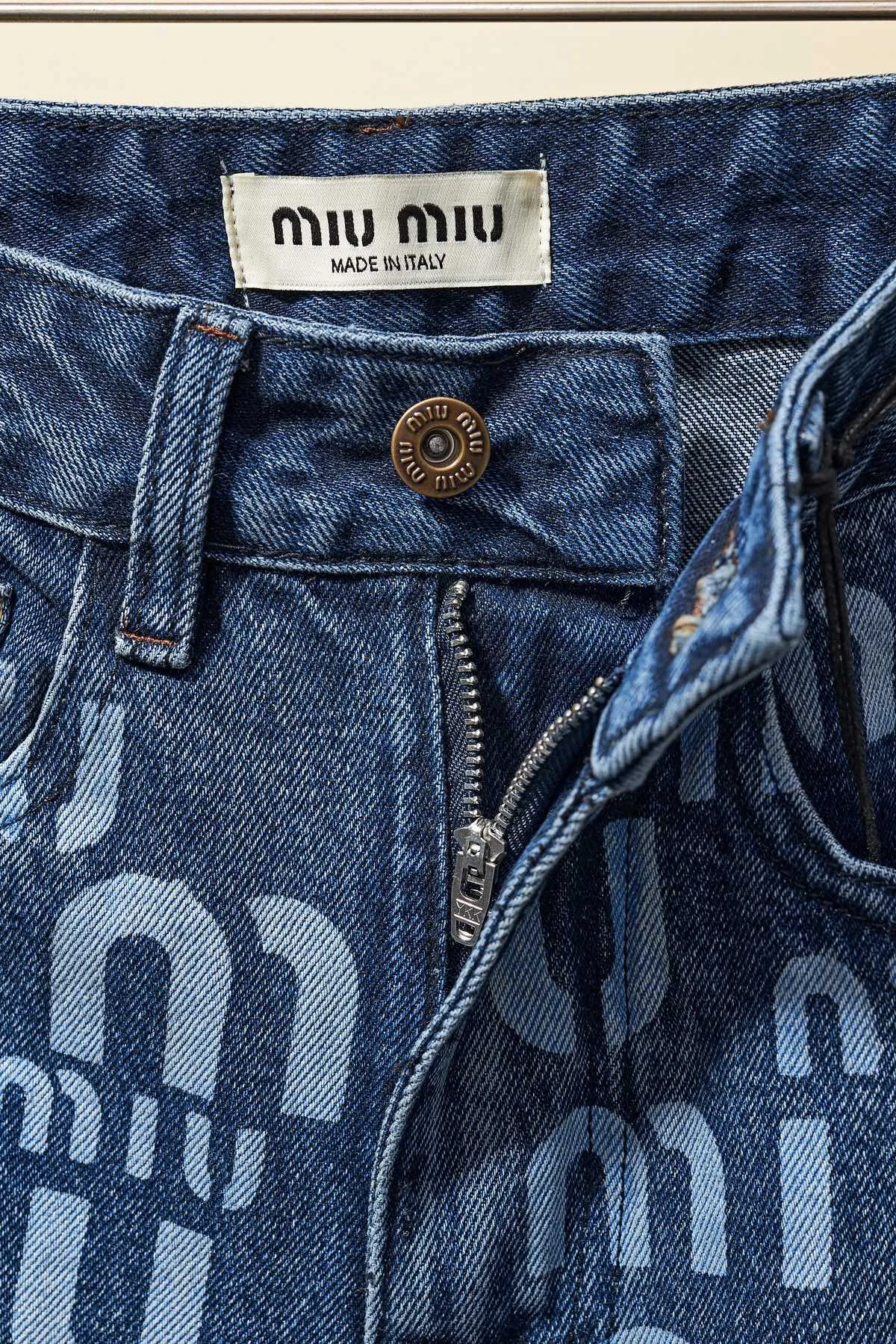 【Miumiu  公式旗艦店】ミュウミュウ  ジーパン  ご好評に付き再入荷！ 241219
