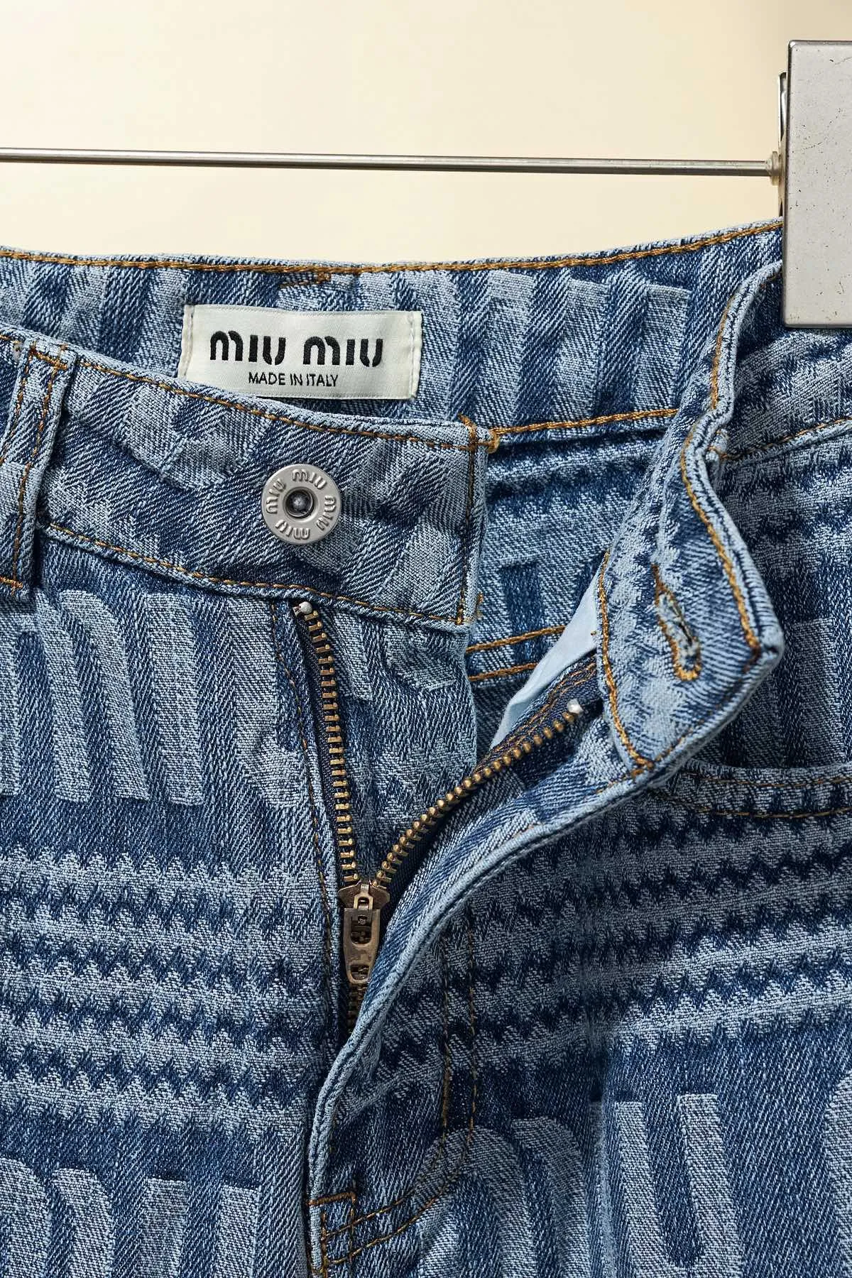 【Miumiu  公式旗艦店】ミュウミュウ  ジーパン  ご好評に付き再入荷！ 241219