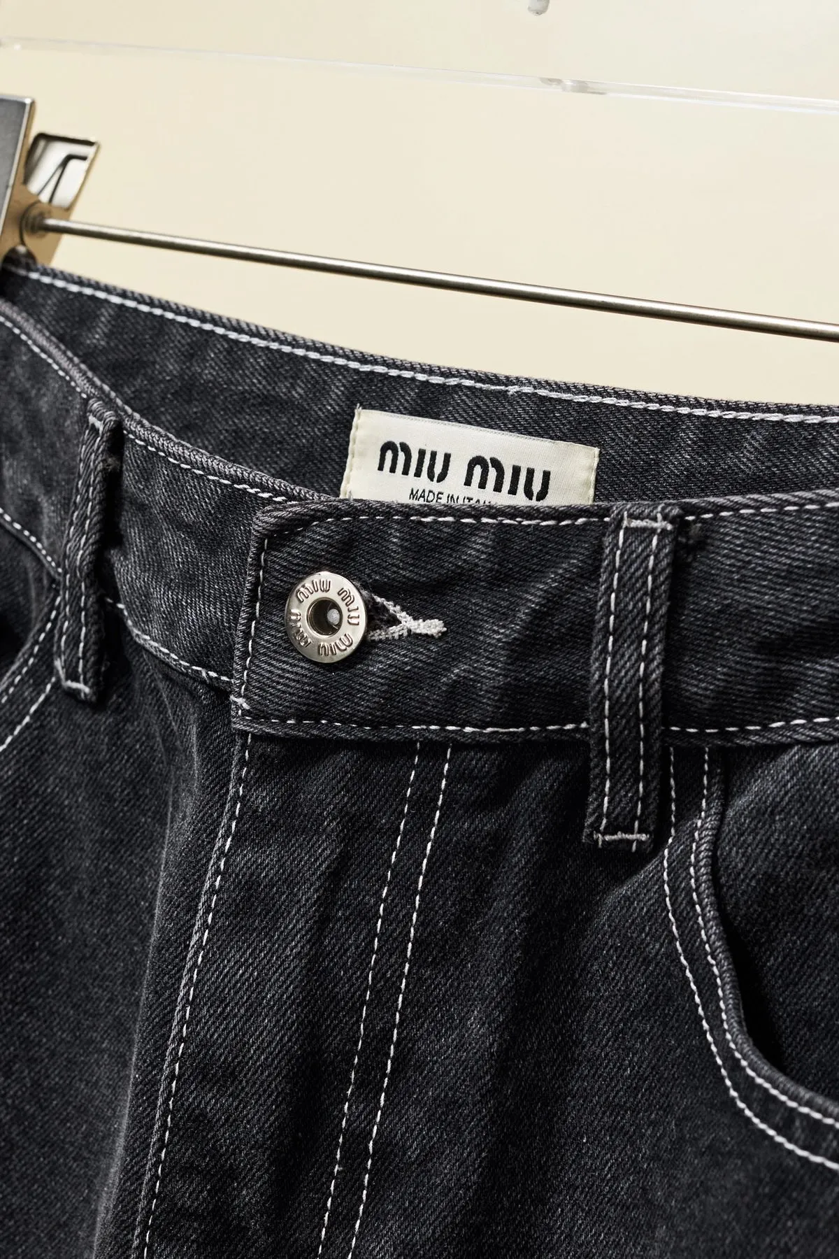 【Miumiu  公式旗艦店】ミュウミュウ  ジーパン  ご好評に付き再入荷！ 241219