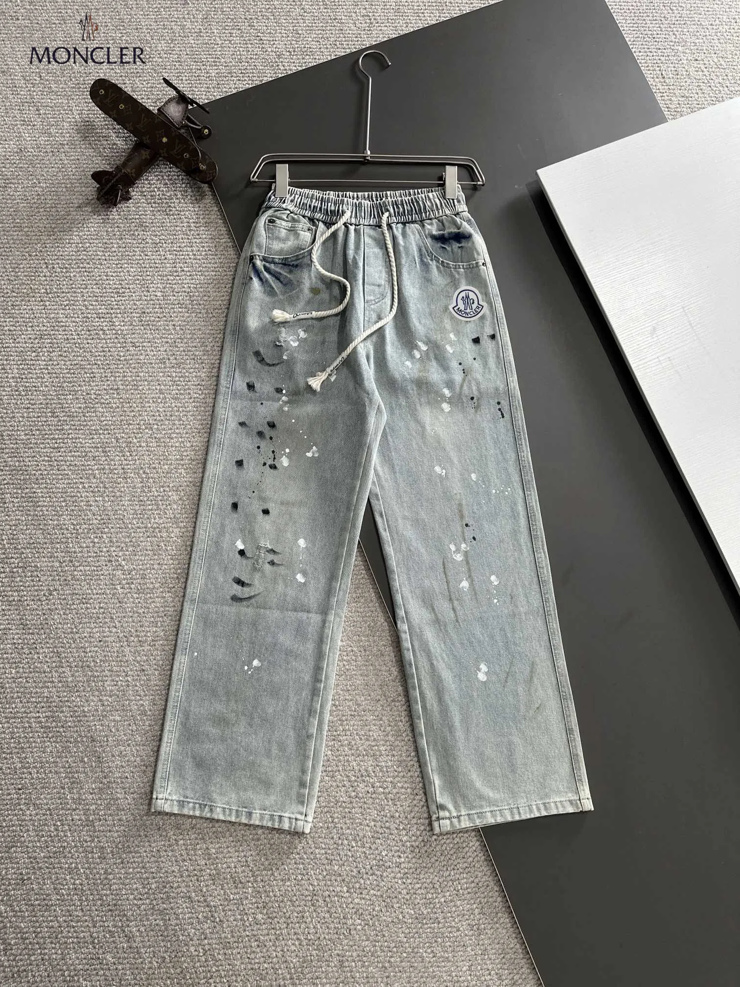 【MONCLER  公式旗艦店】モンクレール   ジーパン  ご好評に付き再入荷！ 241220