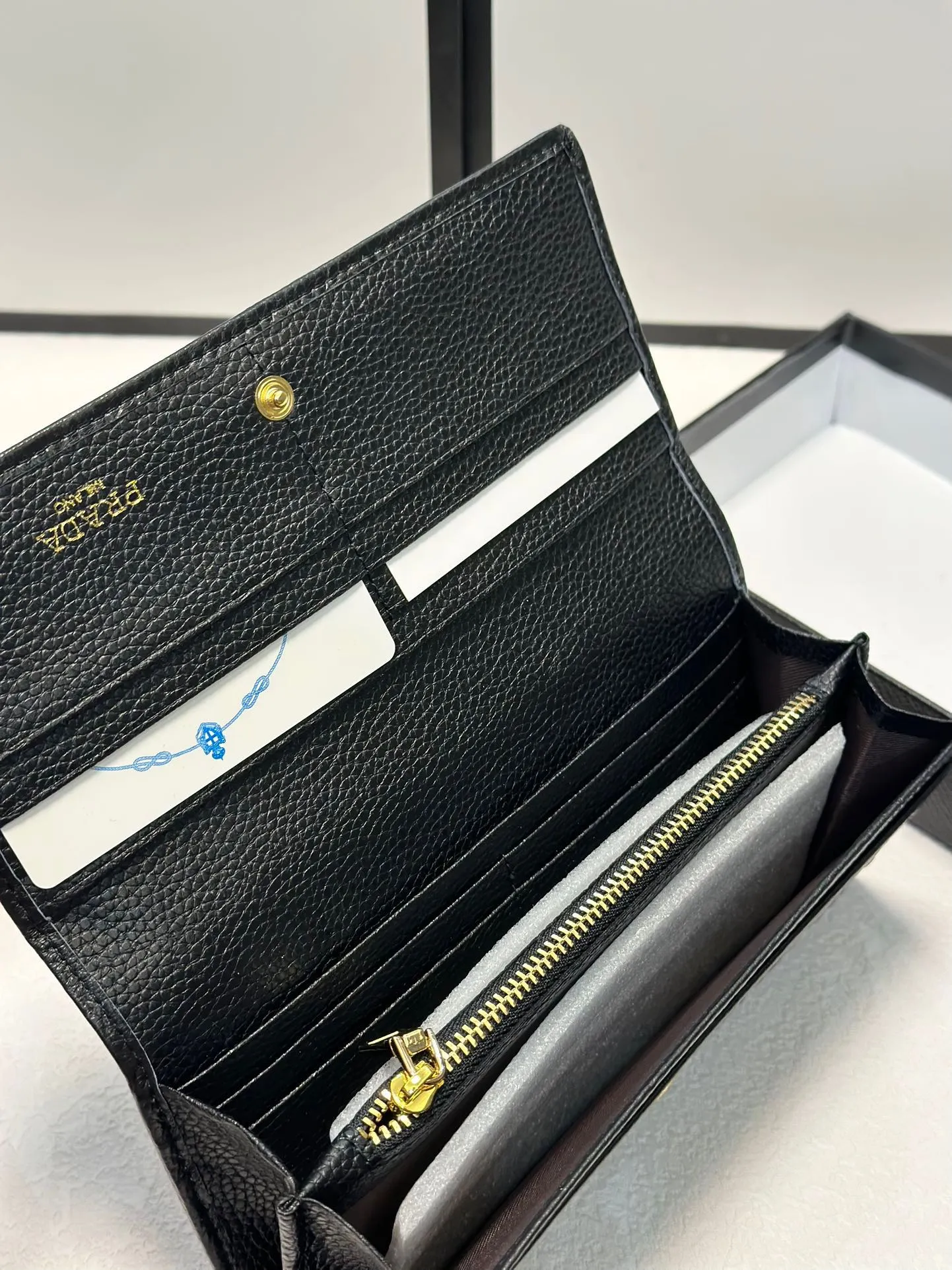 【PRADA 公式旗艦店】プラダ  財布 当日出荷 好評に付き再入荷！19*10CM