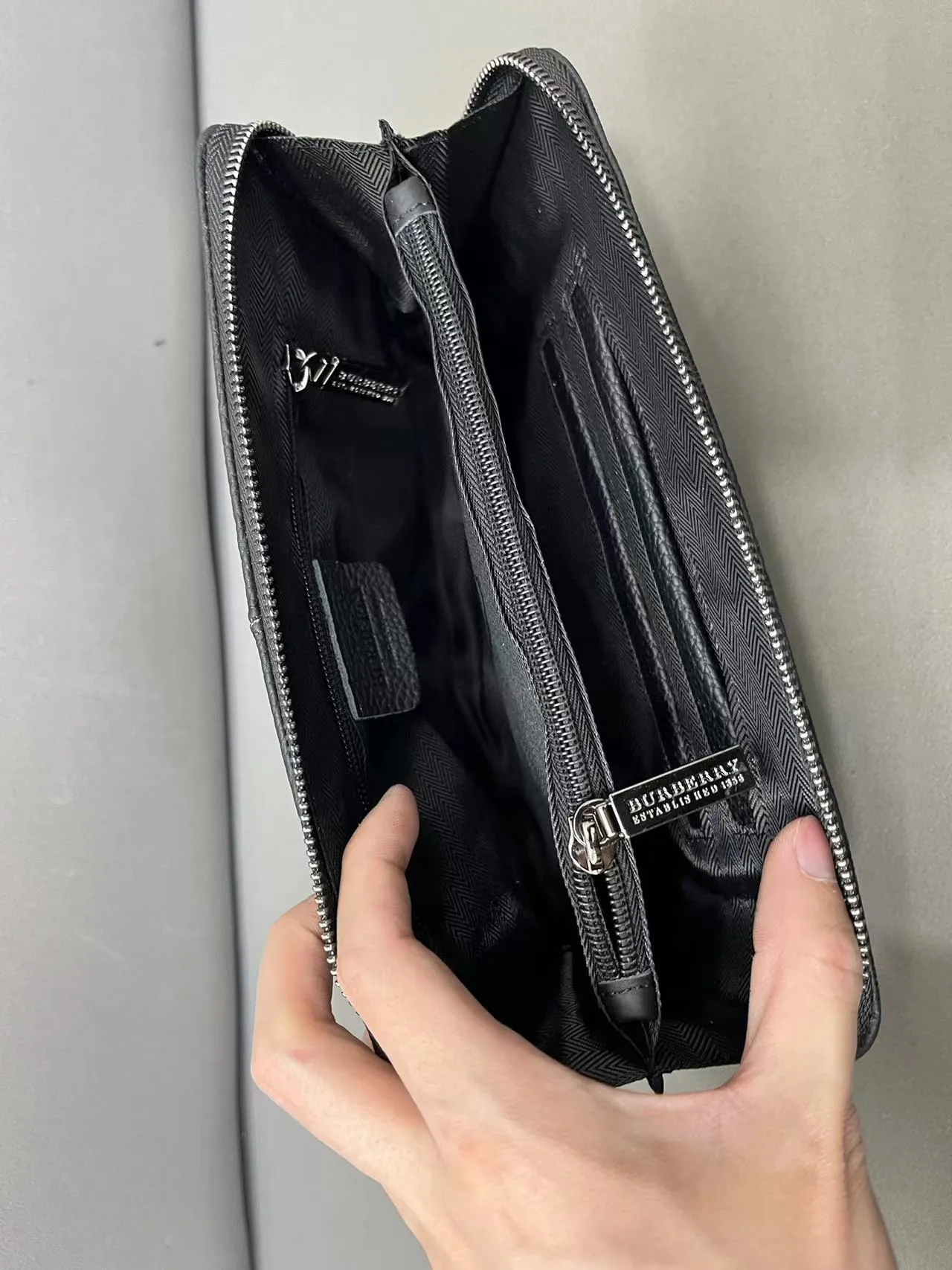【BURBERRY 公式旗艦店】バーバリー クラッチバッグ  当日出荷 好評に付き再入荷！26*16CM