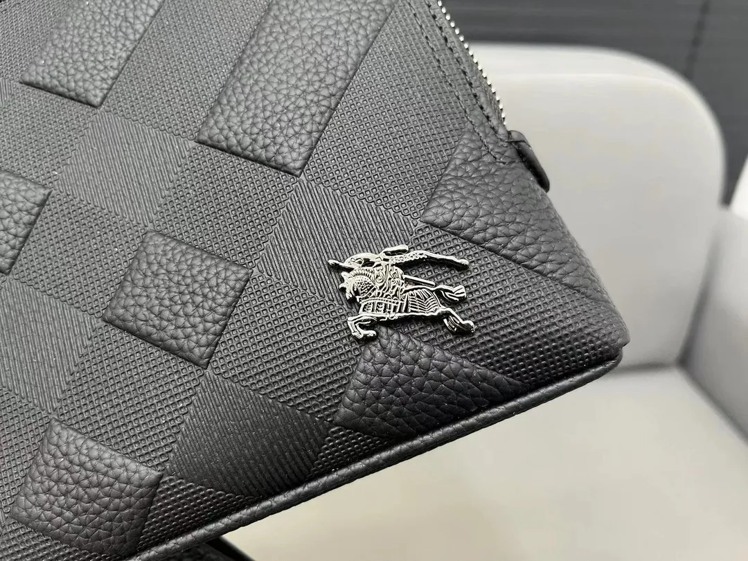 【BURBERRY 公式旗艦店】バーバリー クラッチバッグ  当日出荷 好評に付き再入荷！26*16CM