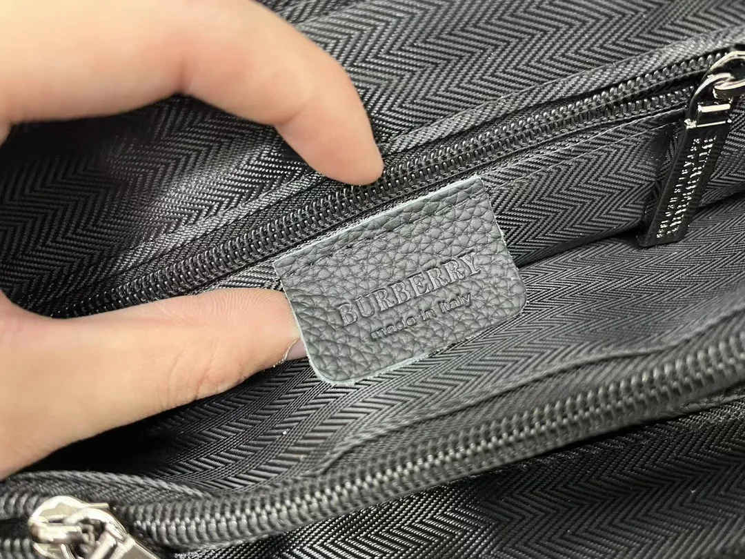 【BURBERRY 公式旗艦店】バーバリー クラッチバッグ  当日出荷 好評に付き再入荷！26*16CM