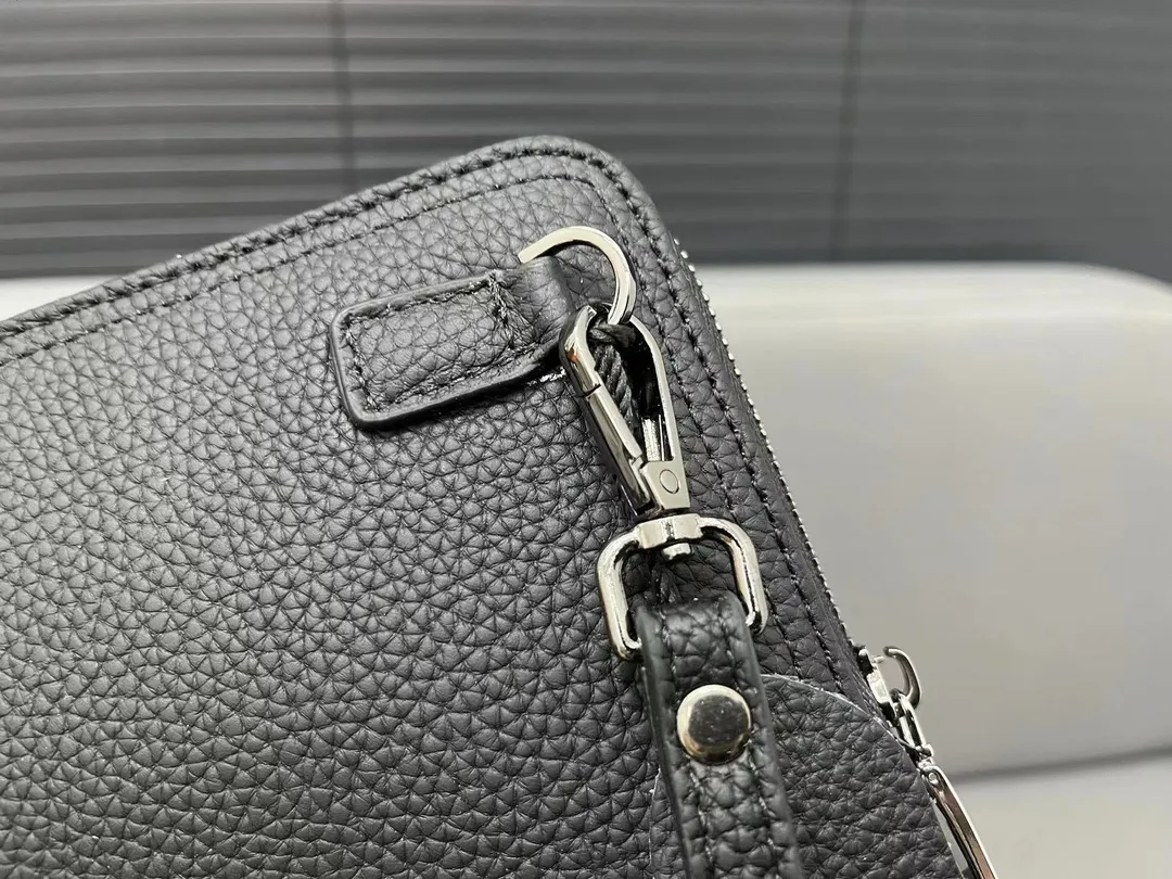 【BURBERRY 公式旗艦店】バーバリー クラッチバッグ  当日出荷 好評に付き再入荷！26*16CM
