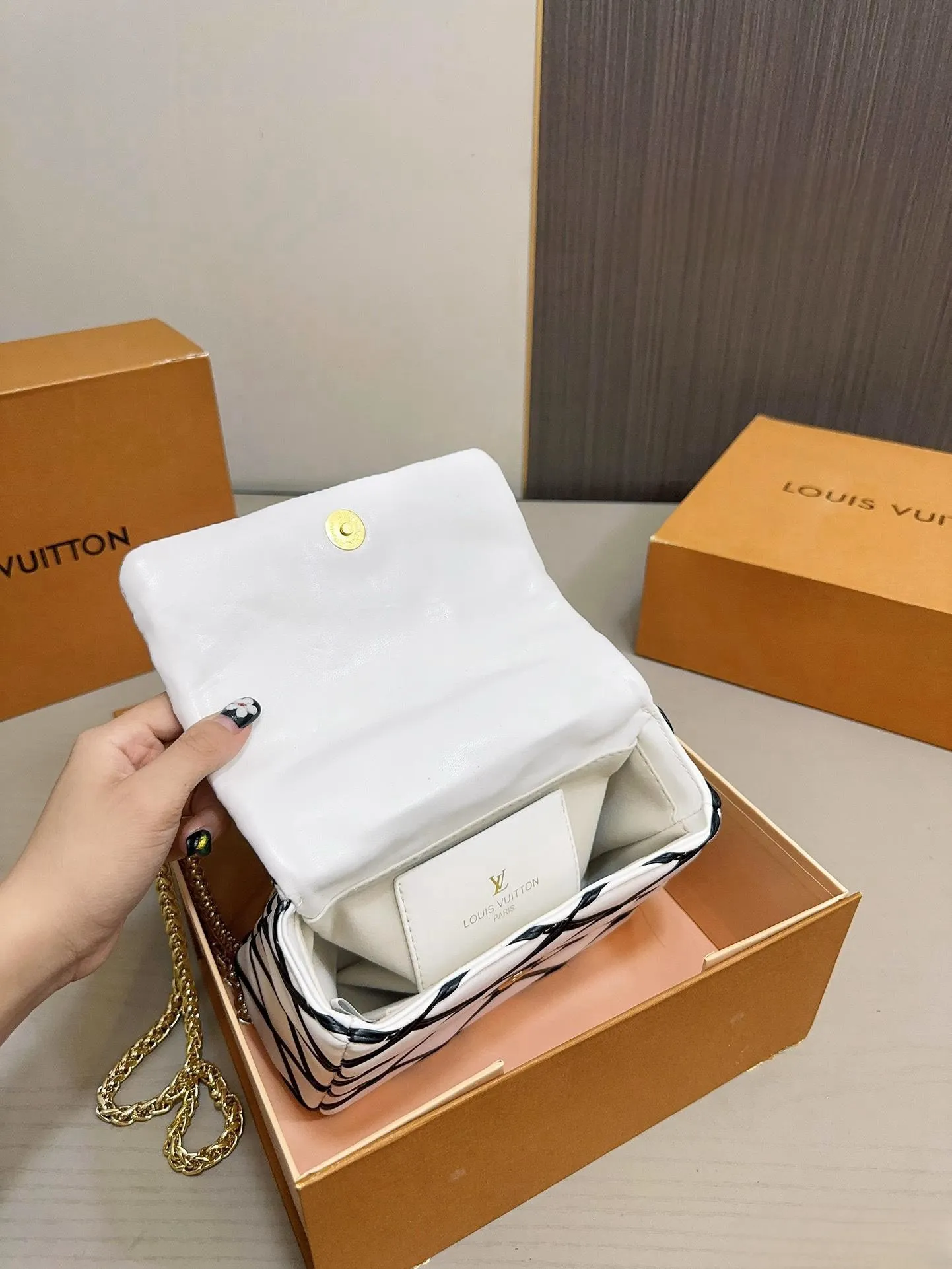 【LOUIS VUITTON 公式旗艦店】ルイヴィトン  斜めがけバッグ 当日出荷 好評に付き再入荷！21*15CM  1240722
