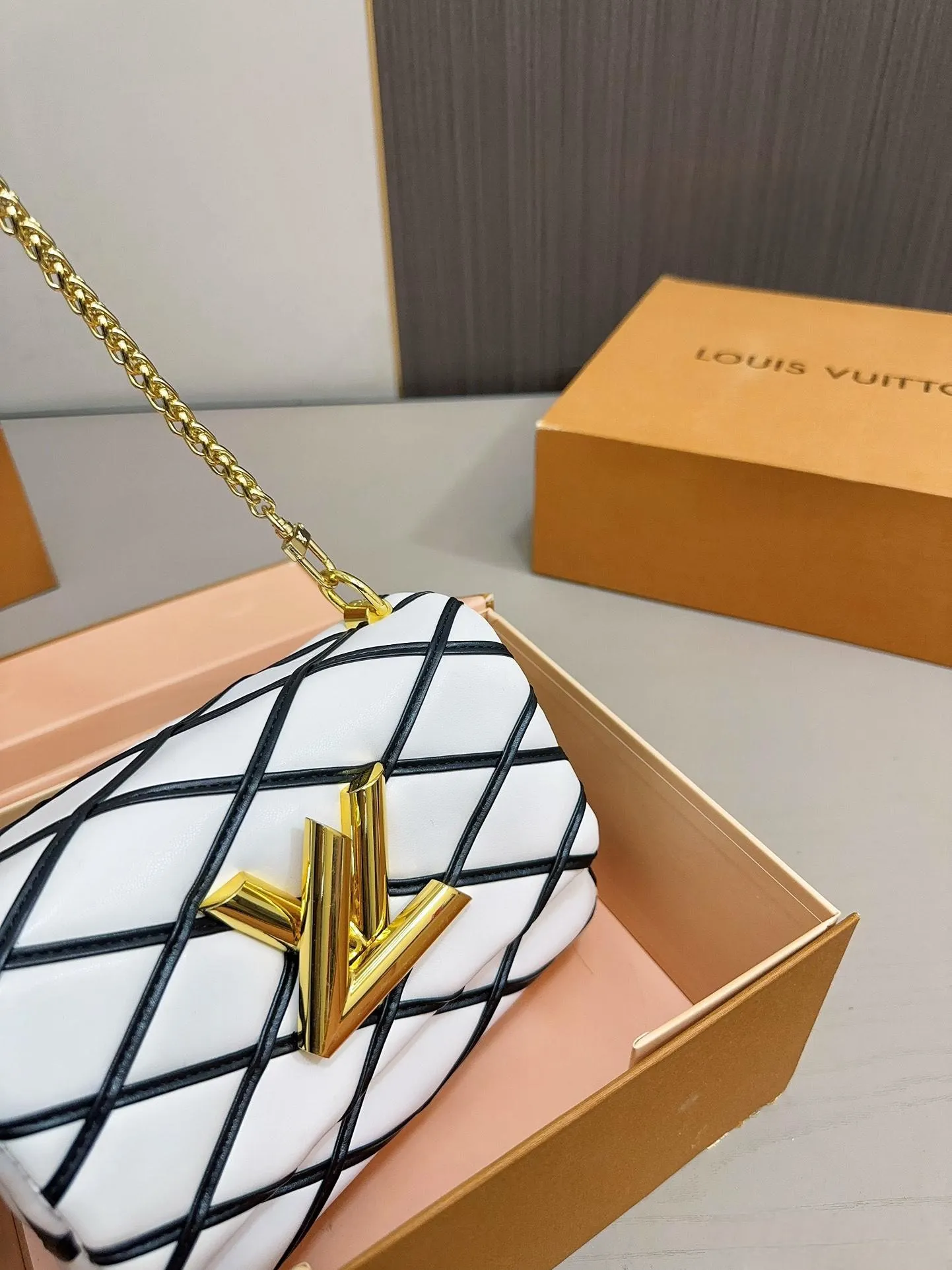 【LOUIS VUITTON 公式旗艦店】ルイヴィトン  斜めがけバッグ 当日出荷 好評に付き再入荷！21*15CM  1240722