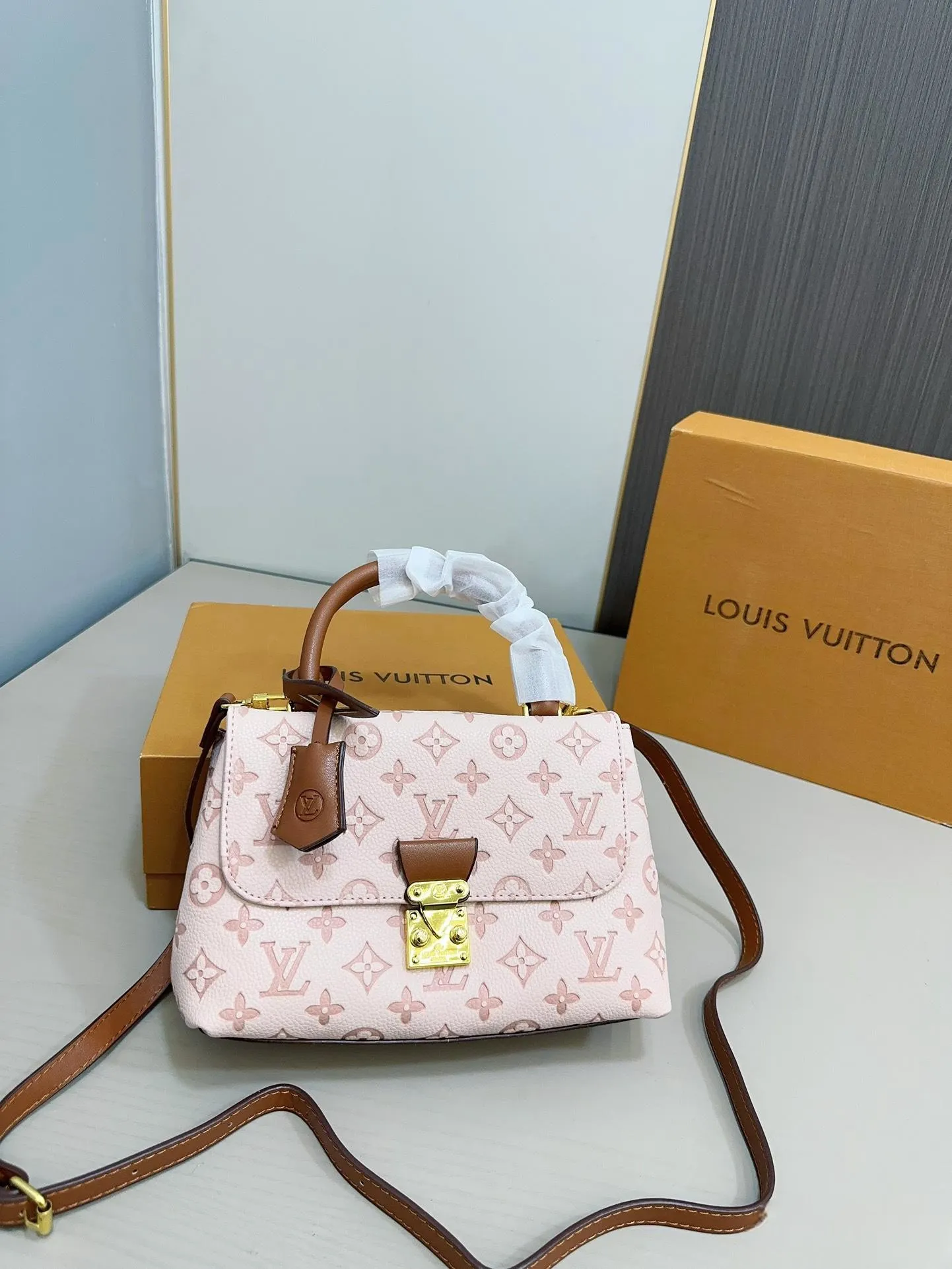 【LOUIS VUITTON 公式旗艦店】ルイヴィトン  斜めがけバッグ 当日出荷 好評に付き再入荷！25*18CM  1240722