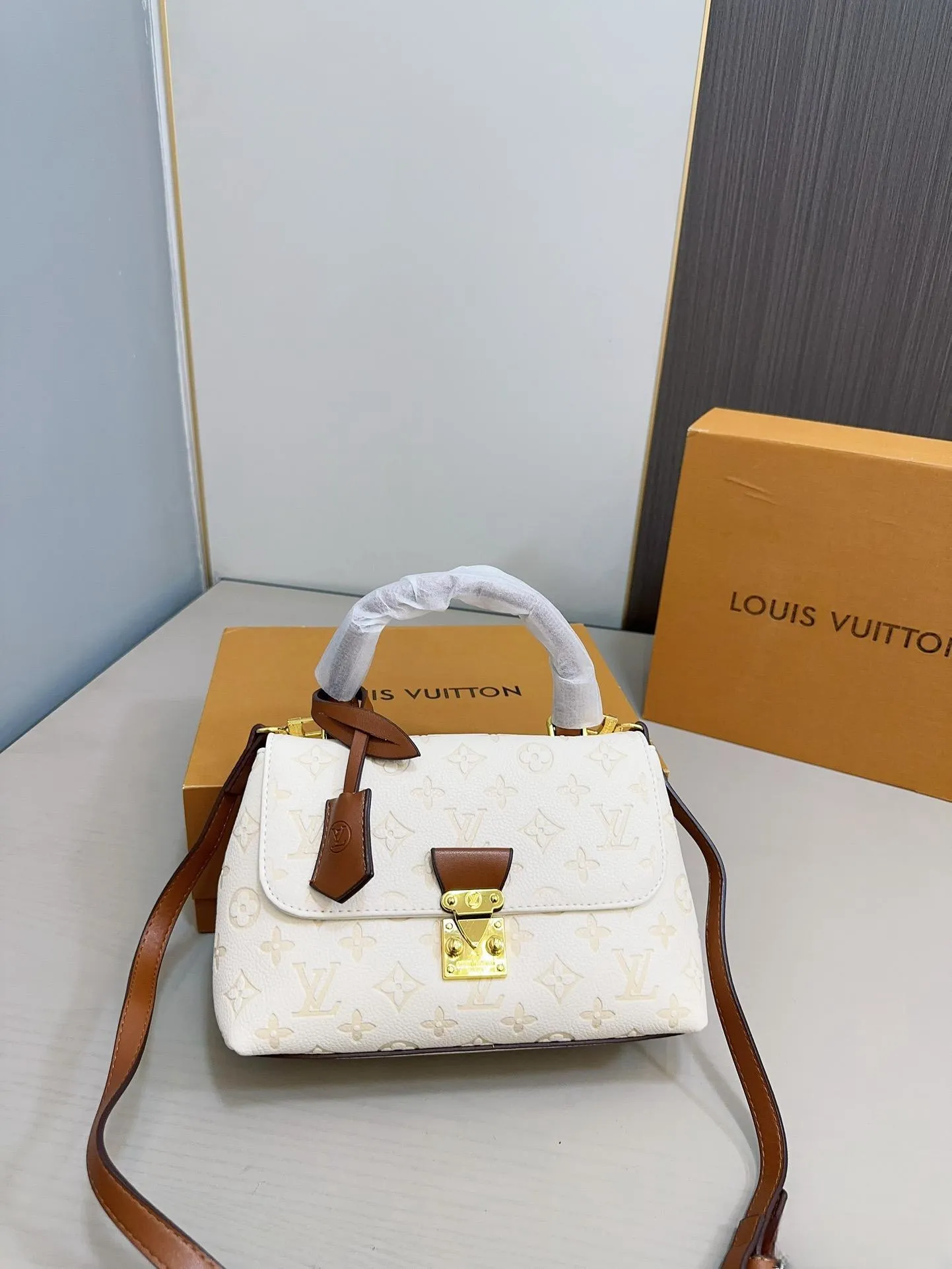 【LOUIS VUITTON 公式旗艦店】ルイヴィトン  斜めがけバッグ 当日出荷 好評に付き再入荷！25*18CM  1240722