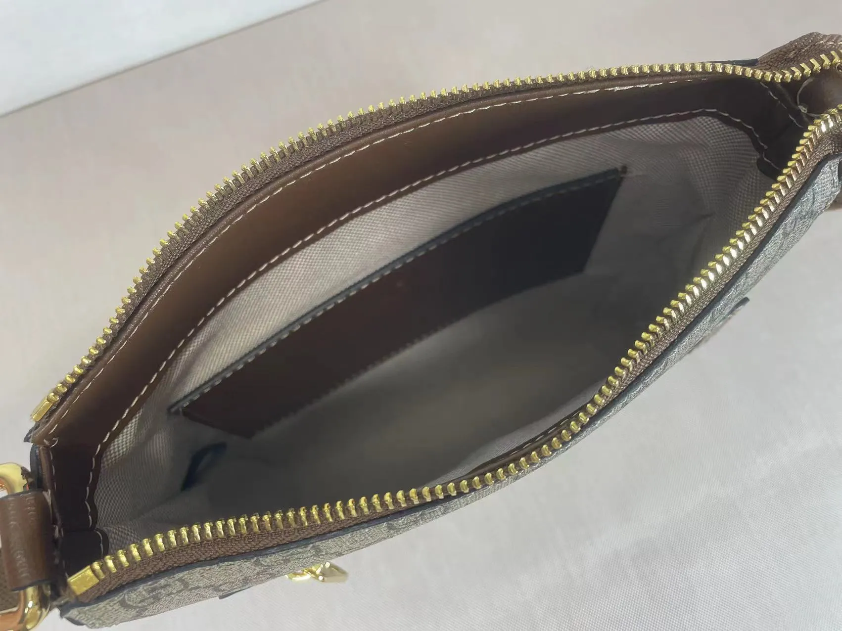 【GUCCI 公式旗艦店】 グッチ 斜めがけバッグ 当日出荷 好評に付き再入荷！21*23.5*4.5CM