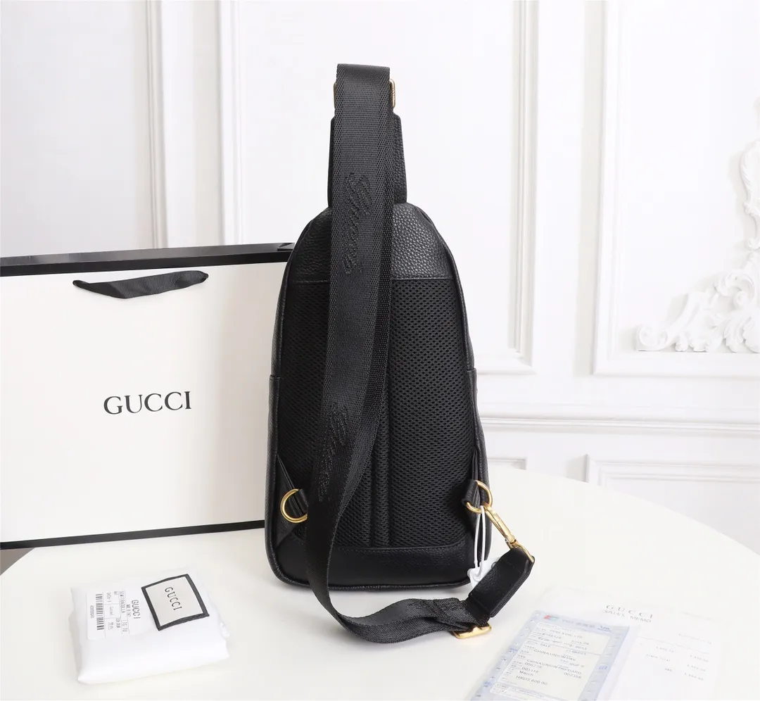 【GUCCI 公式 旗艦店】グッチ 胸ポケット当日出荷 好評に付き再入荷！32*17*4CM