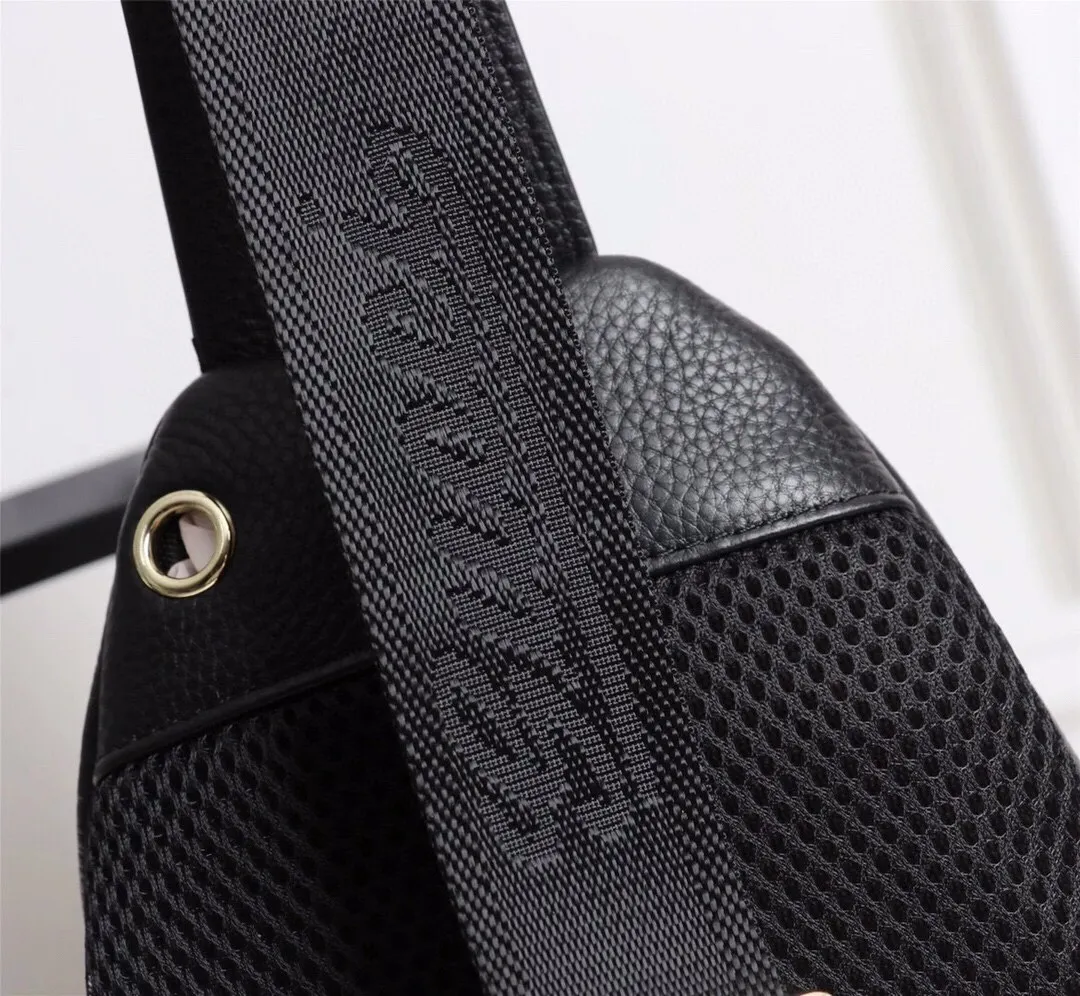 【GUCCI 公式 旗艦店】グッチ 胸ポケット当日出荷 好評に付き再入荷！30*18*7CM