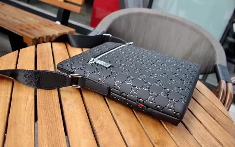 【GUCCI 公式 旗艦店】クッチ    ショルダーバッグ 当日出荷 好評に付き再入荷！24*27*5CM