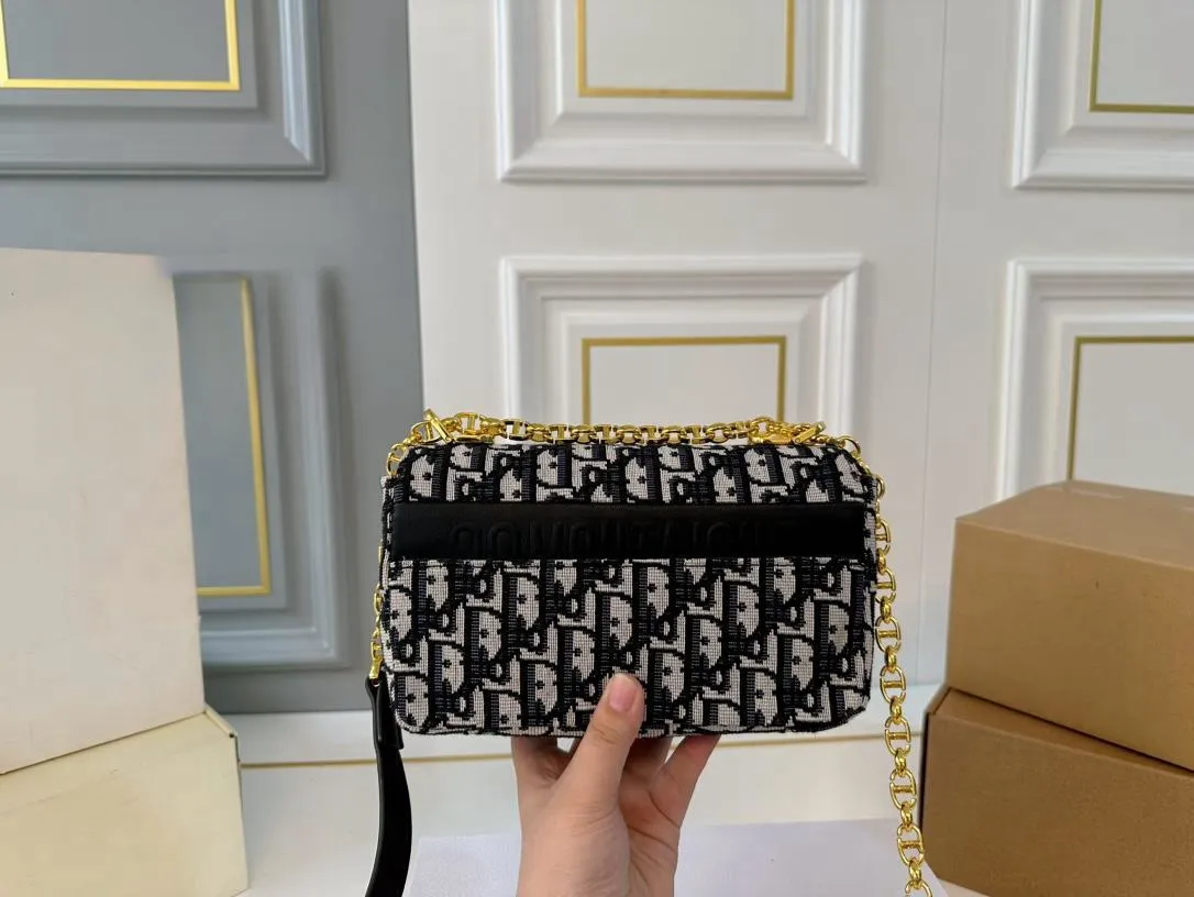 【DIOR公式旗艦店】ディオール  斜めがけバッグ 当日出荷 好評に付き再入荷！20*12CM 240720