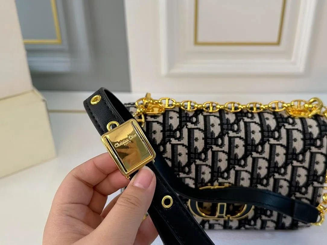 【DIOR公式旗艦店】ディオール  斜めがけバッグ 当日出荷 好評に付き再入荷！20*12CM 240720