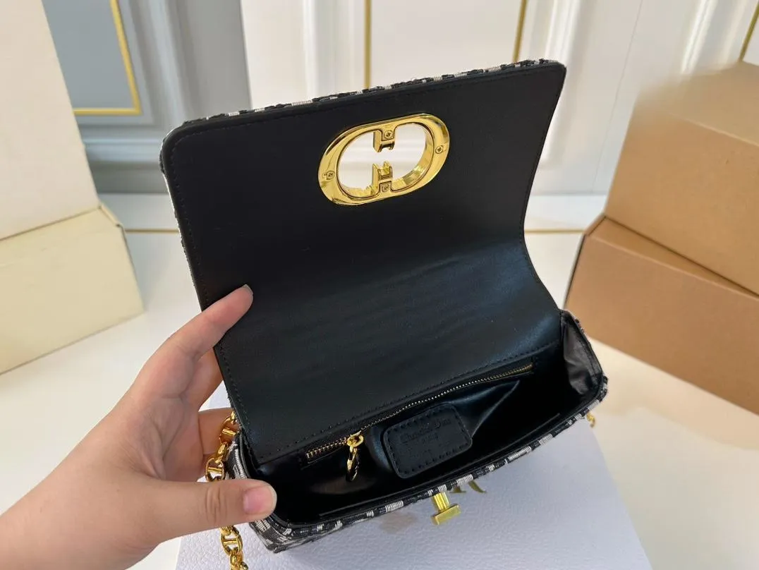 【DIOR公式旗艦店】ディオール  斜めがけバッグ 当日出荷 好評に付き再入荷！20*12CM 240720