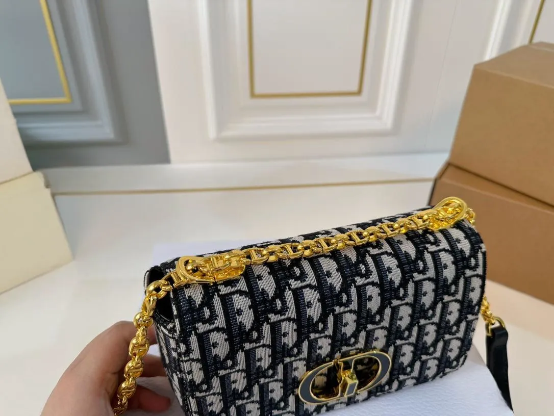 【DIOR公式旗艦店】ディオール  斜めがけバッグ 当日出荷 好評に付き再入荷！20*12CM 240720