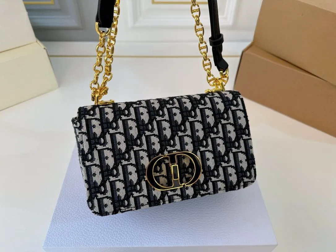 【DIOR公式旗艦店】ディオール  斜めがけバッグ 当日出荷 好評に付き再入荷！20*12CM 240720