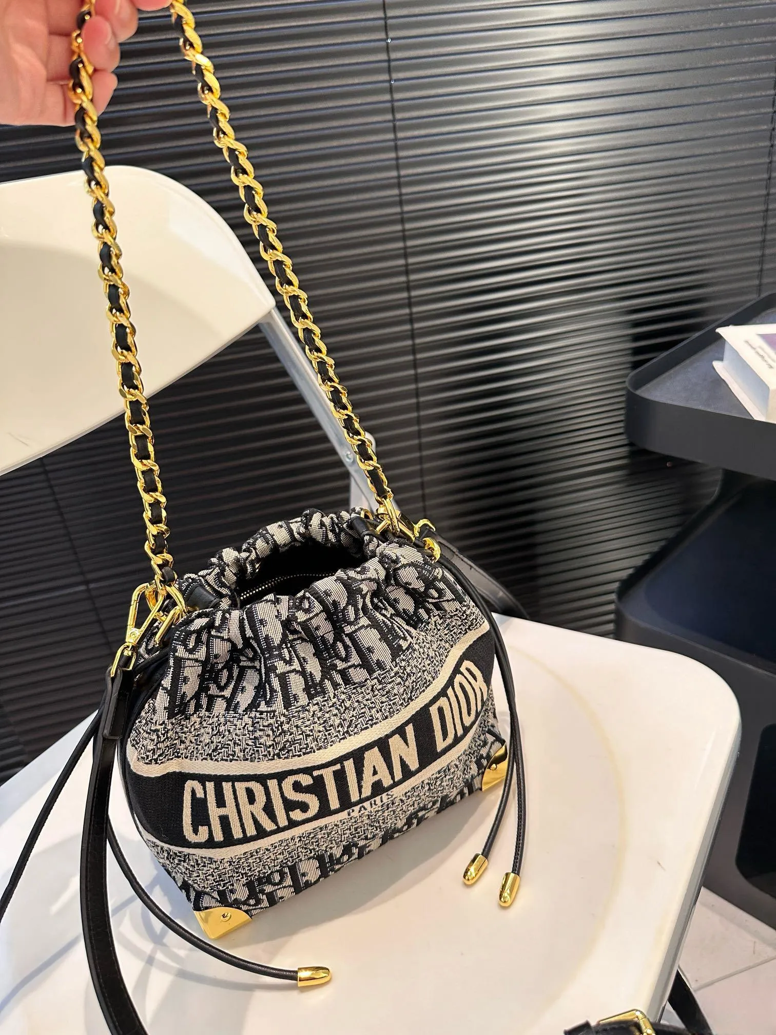 【DIOR公式旗艦店】ディオール  斜めがけバッグ 当日出荷 好評に付き再入荷！18*18.5CM 240720