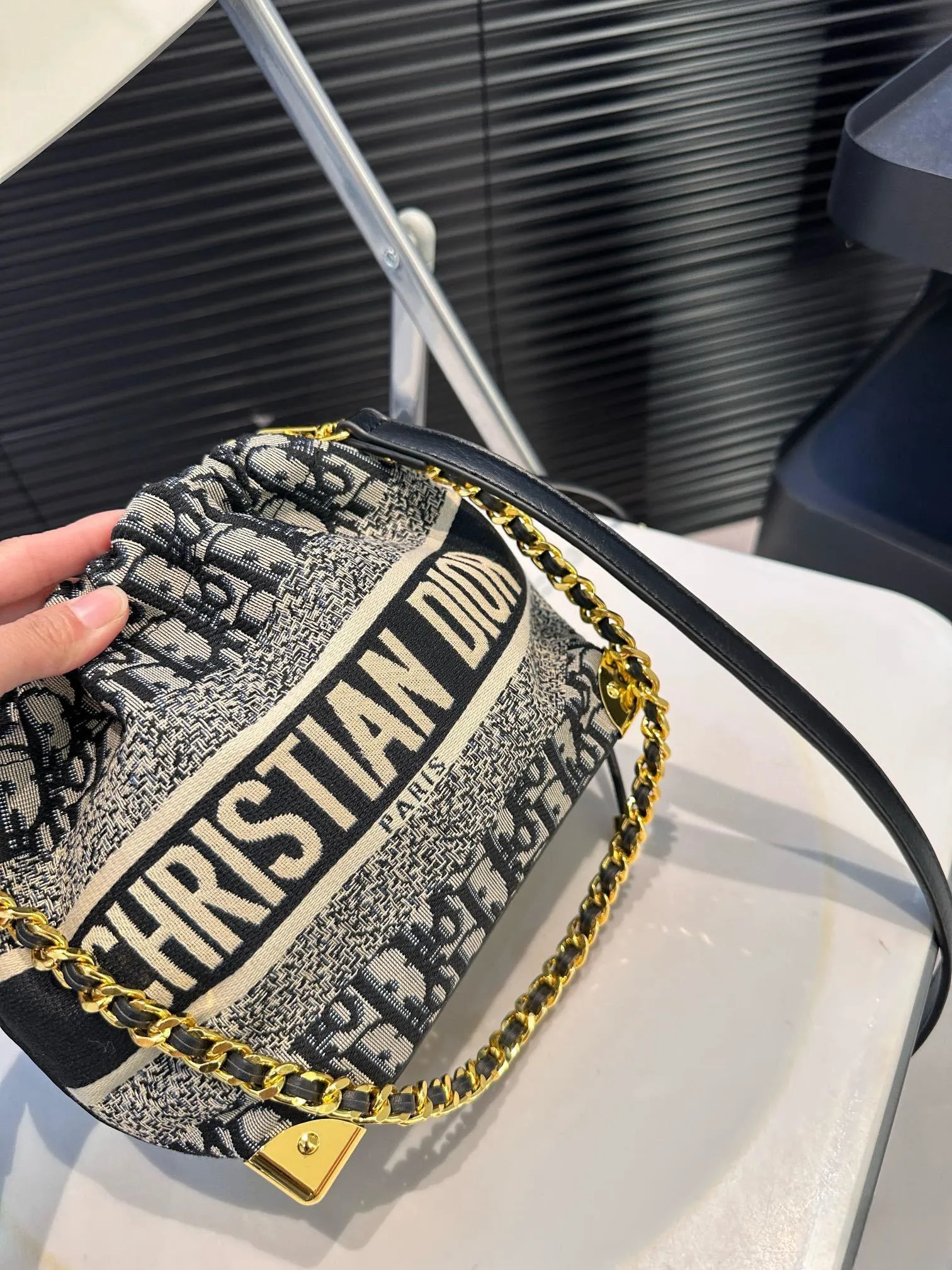 【DIOR公式旗艦店】ディオール  斜めがけバッグ 当日出荷 好評に付き再入荷！18*18.5CM 240720