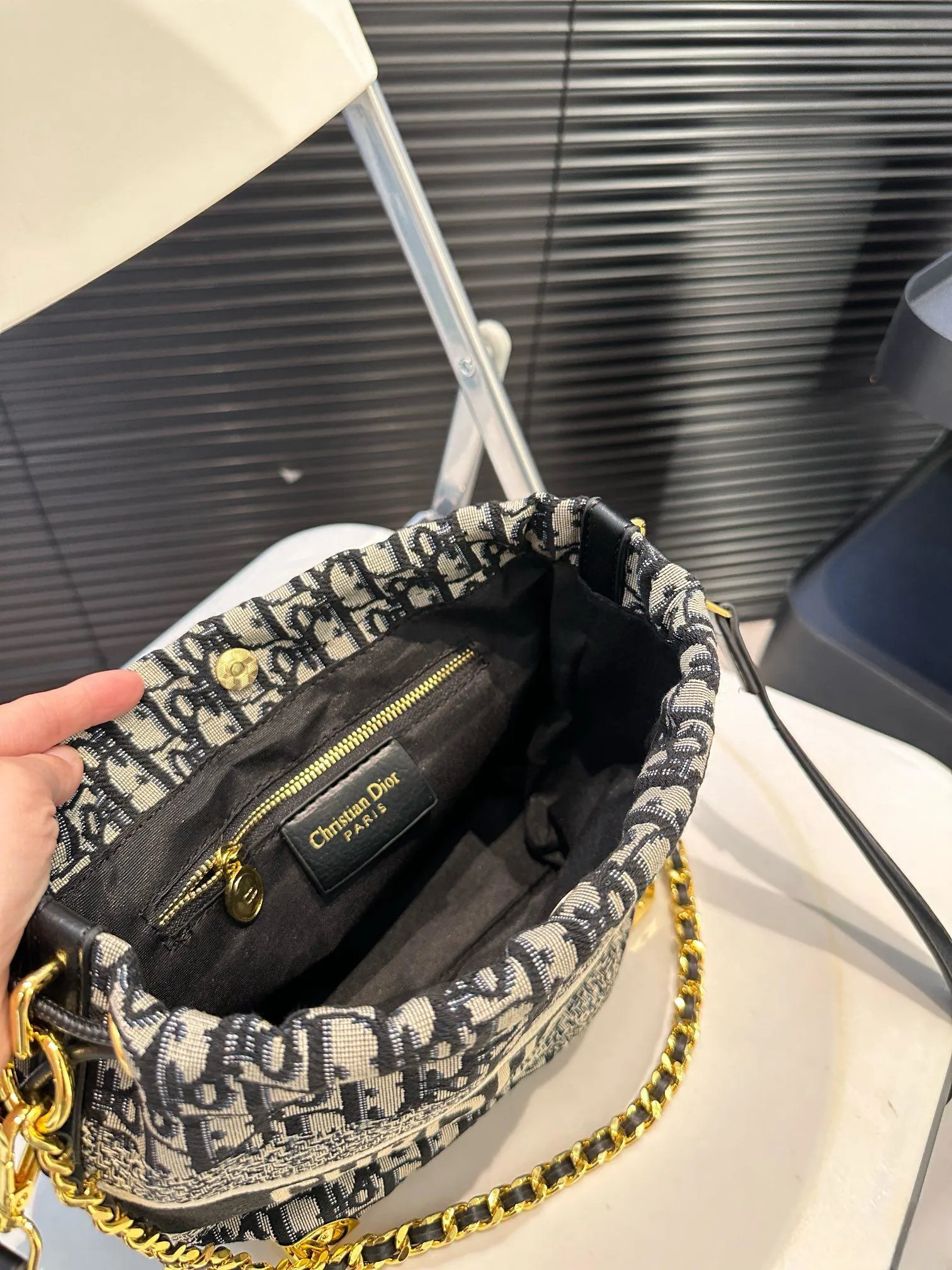 【DIOR公式旗艦店】ディオール  斜めがけバッグ 当日出荷 好評に付き再入荷！18*18.5CM 240720