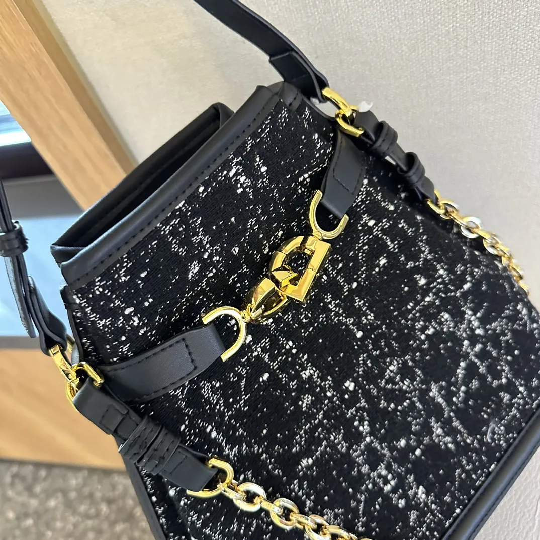 【DIOR公式旗艦店】ディオール  ハンドバッグ   当日出荷 好評に付き再入荷！24CM 240720