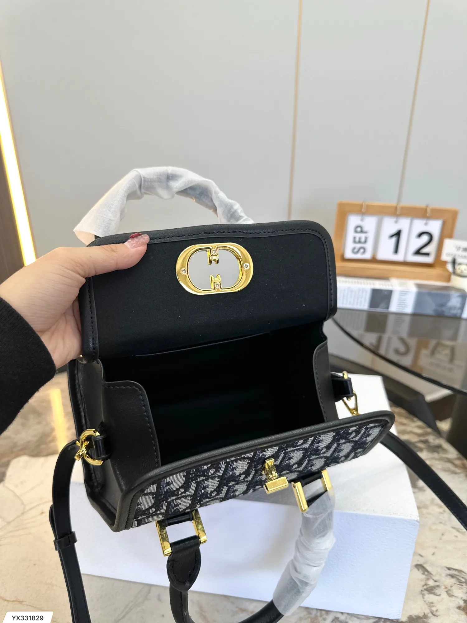 【DIOR  公式 旗艦店】ディオール   ショルダーバッグ 当日出荷 好評に付き再入荷！19*13CM