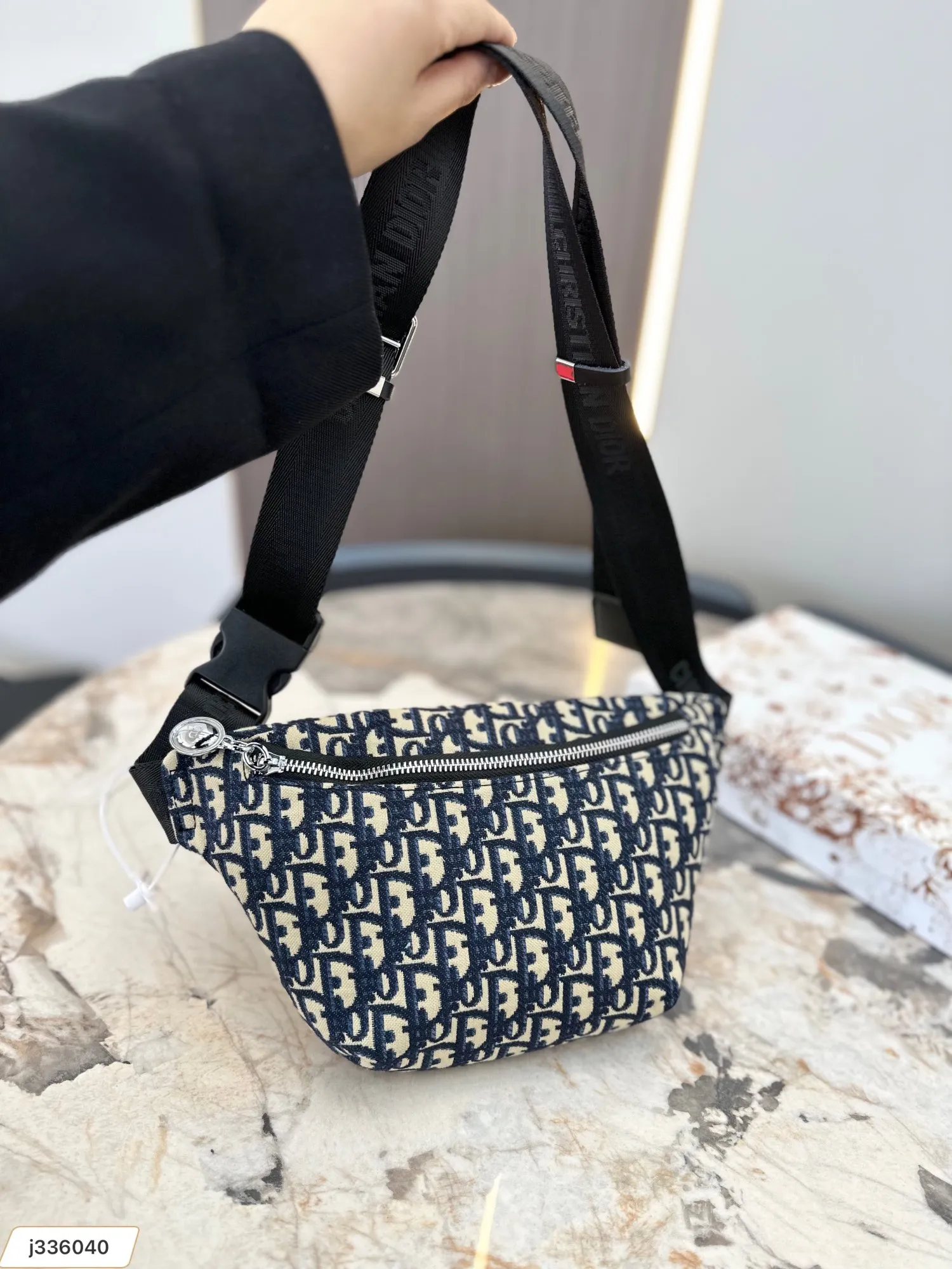 【DIOR   公式 旗艦店】 ディオール   ウエストポーチ 当日出荷 好評に付き再入荷！23*18CM